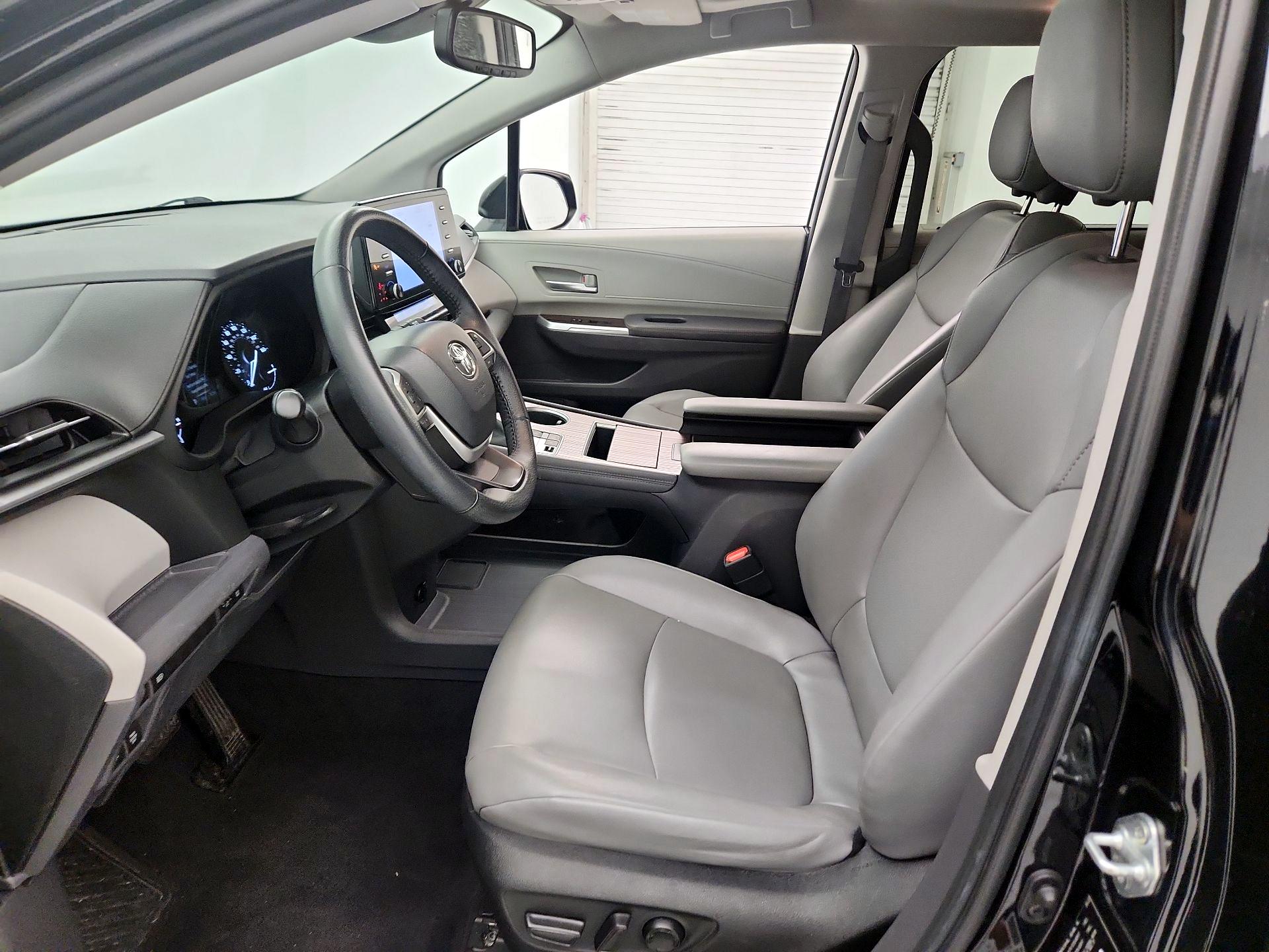 Thumbnail: 2022 Toyota Sienna - 11