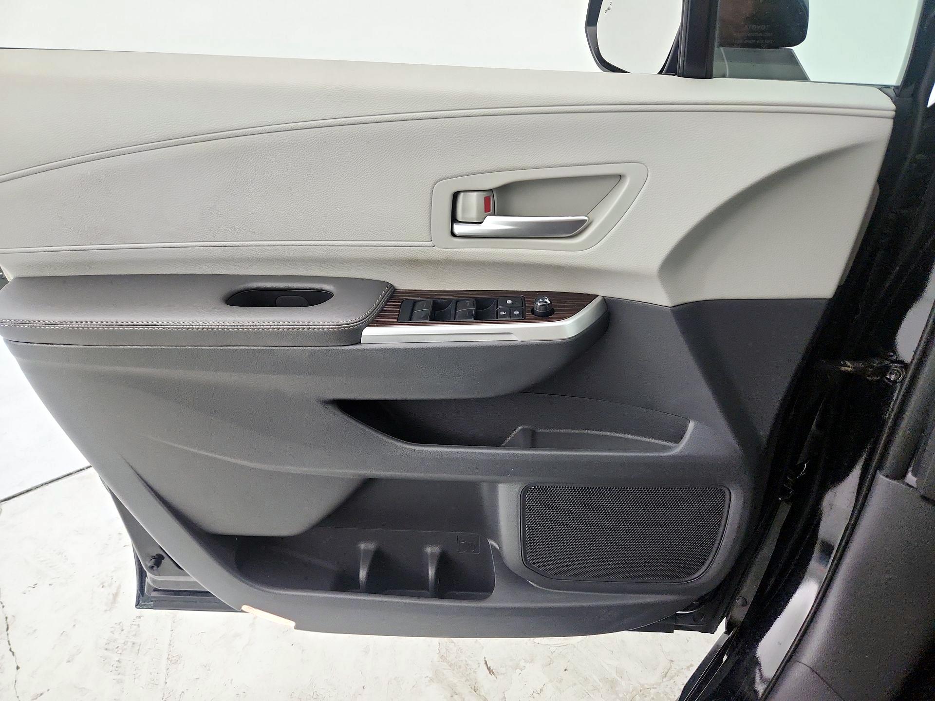 Thumbnail: 2022 Toyota Sienna - 12