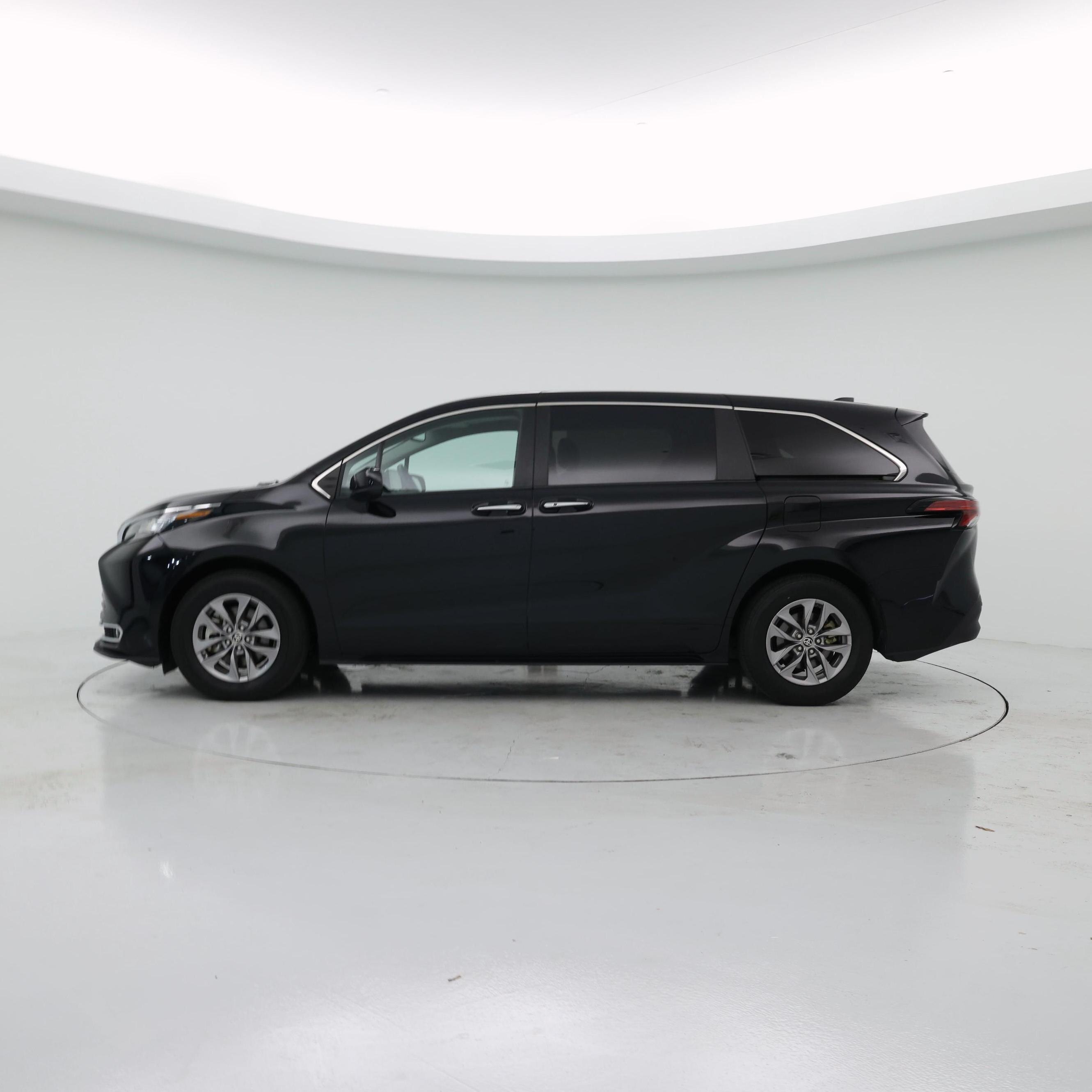 Thumbnail: 2022 Toyota Sienna - 3
