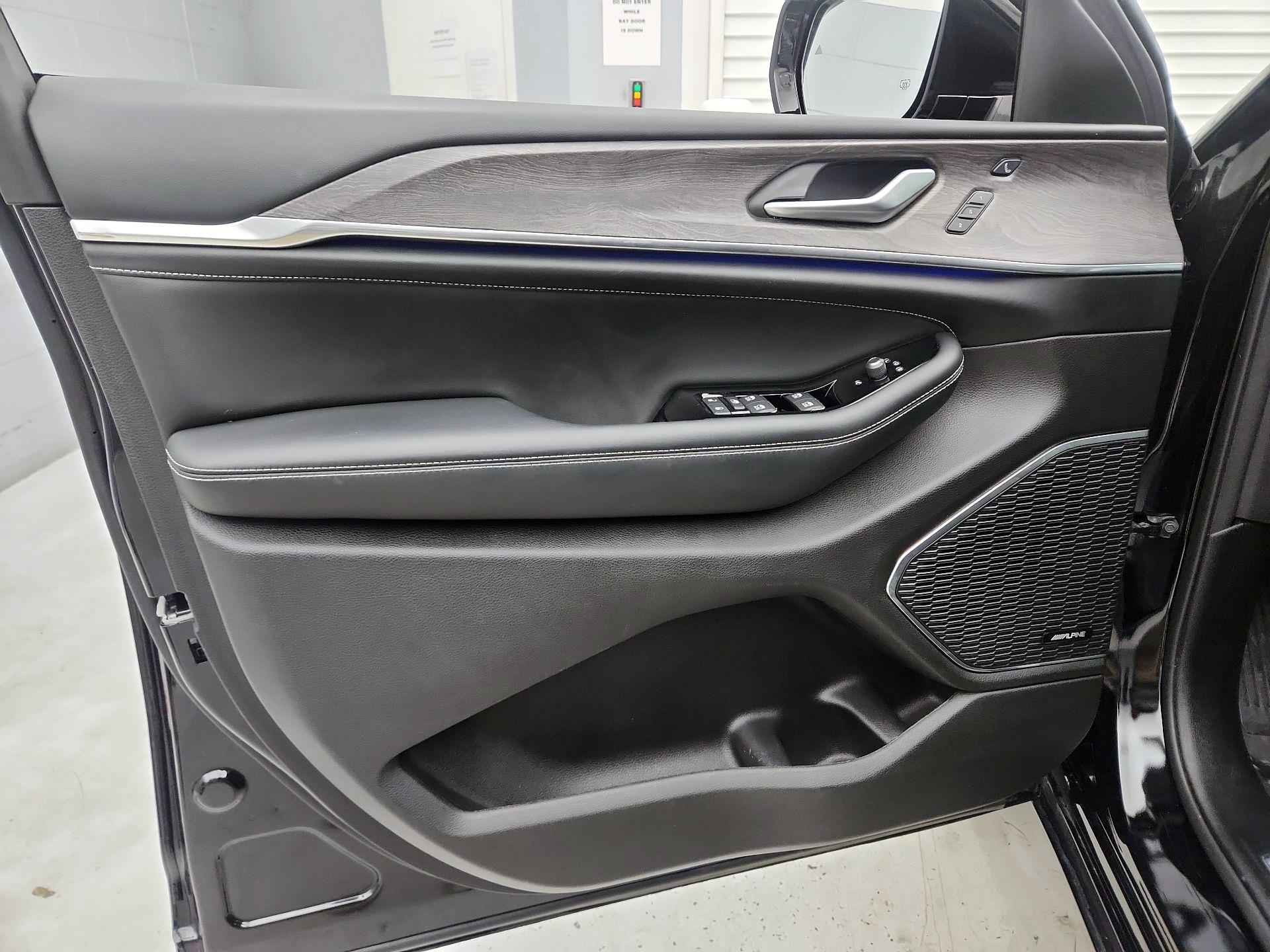 Thumbnail: 2023 Jeep Grand Cherokee - 12