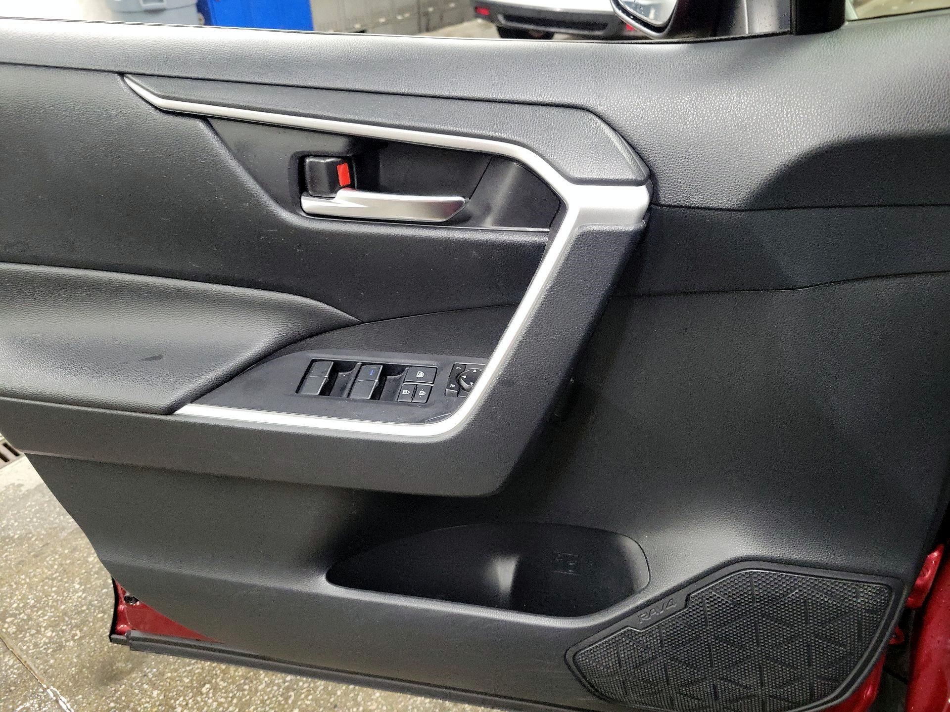 Thumbnail: 2019 Toyota RAV4 - 10