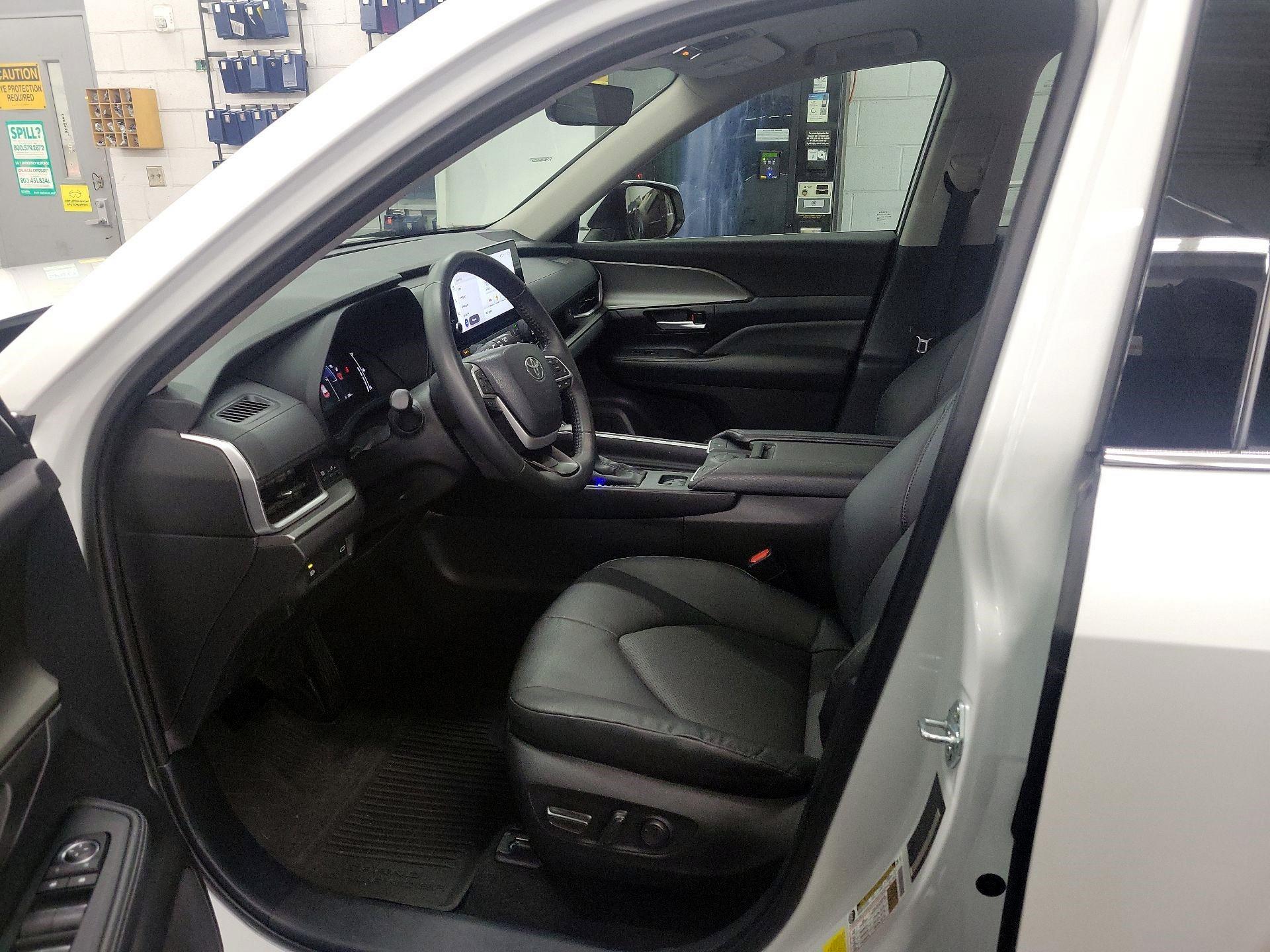 Thumbnail: 2025 Toyota Highlander - 9