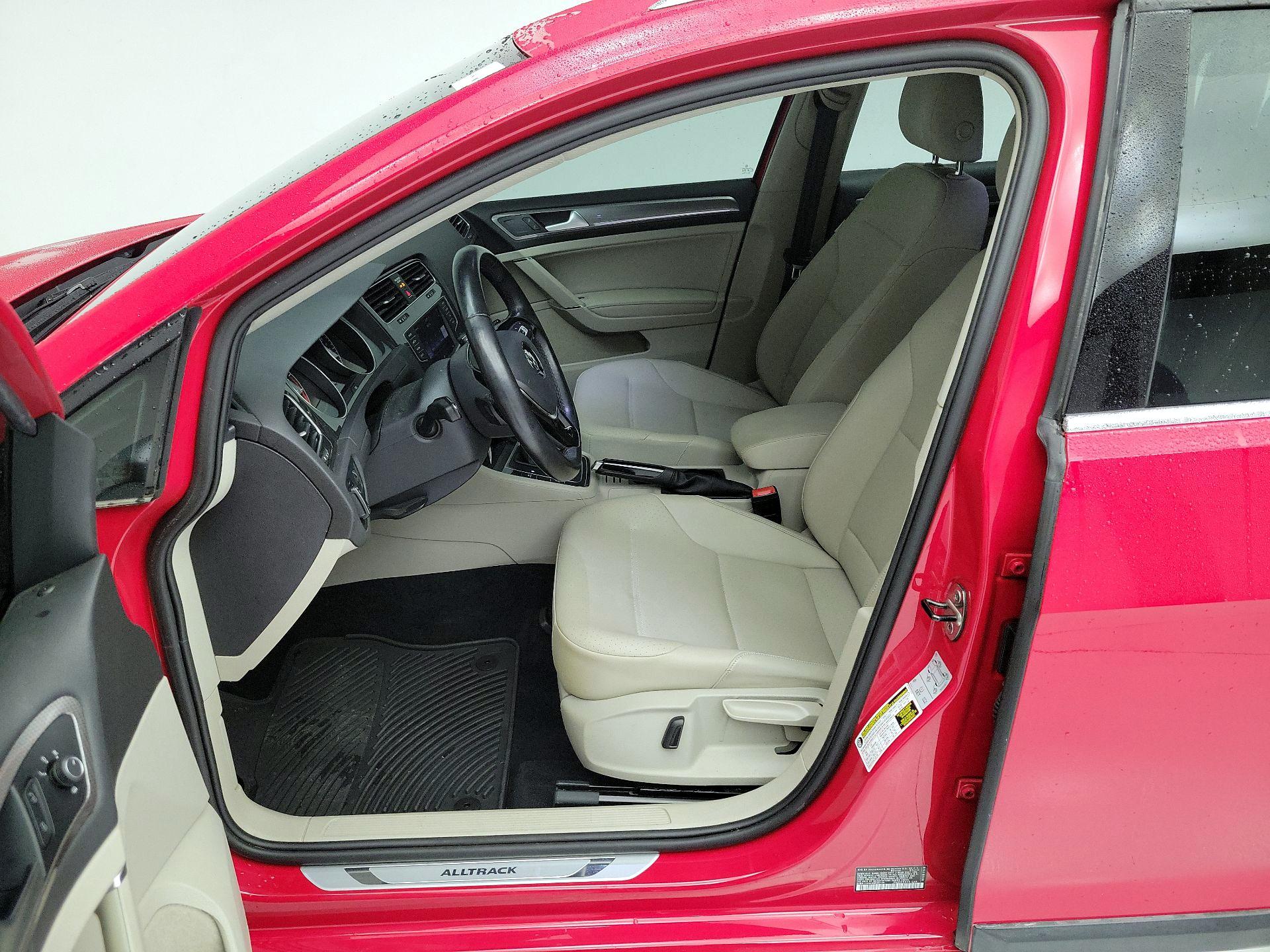 Thumbnail: 2017 Volkswagen Golf - 11