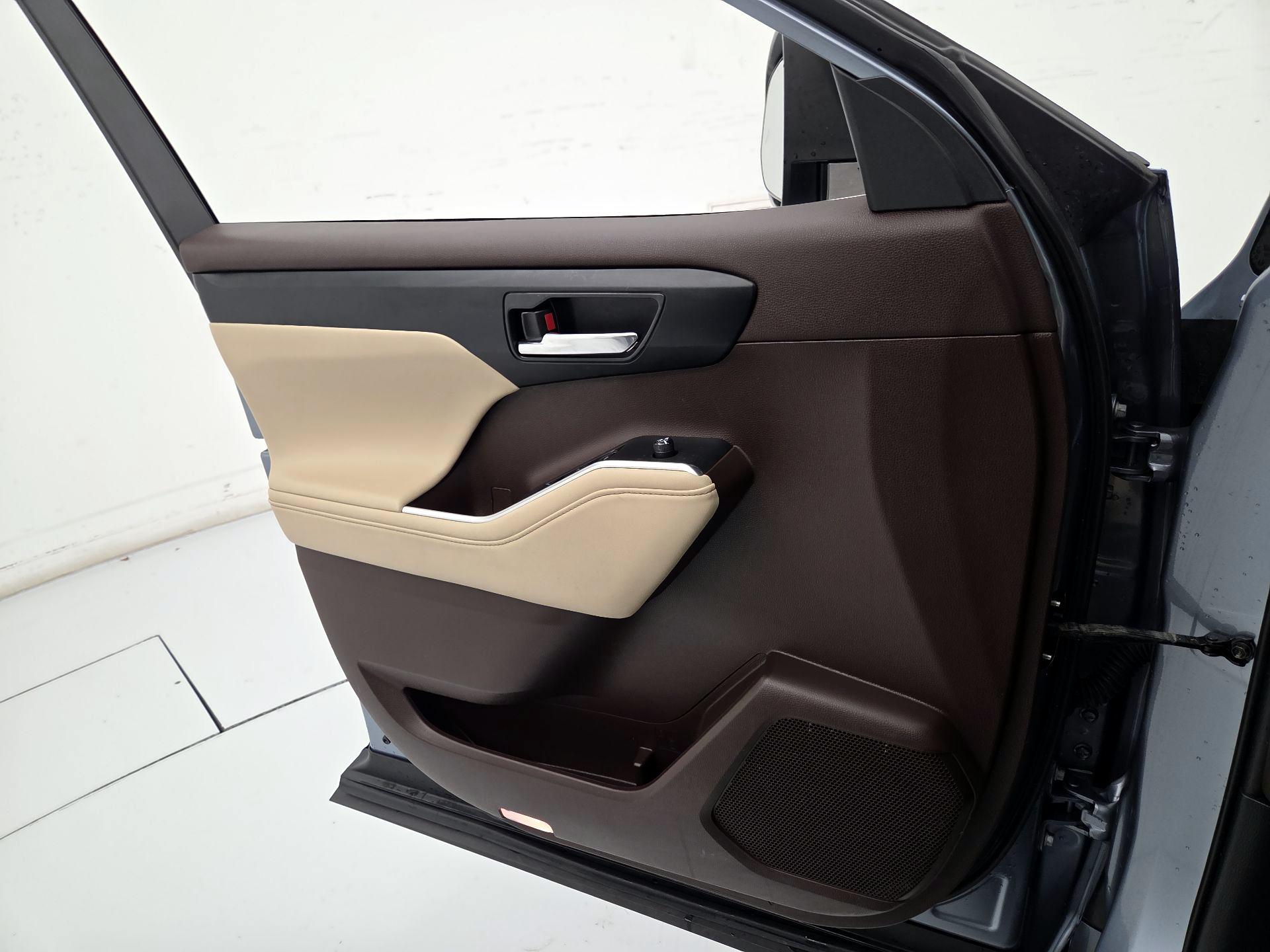 Thumbnail: 2021 Toyota Highlander - 12