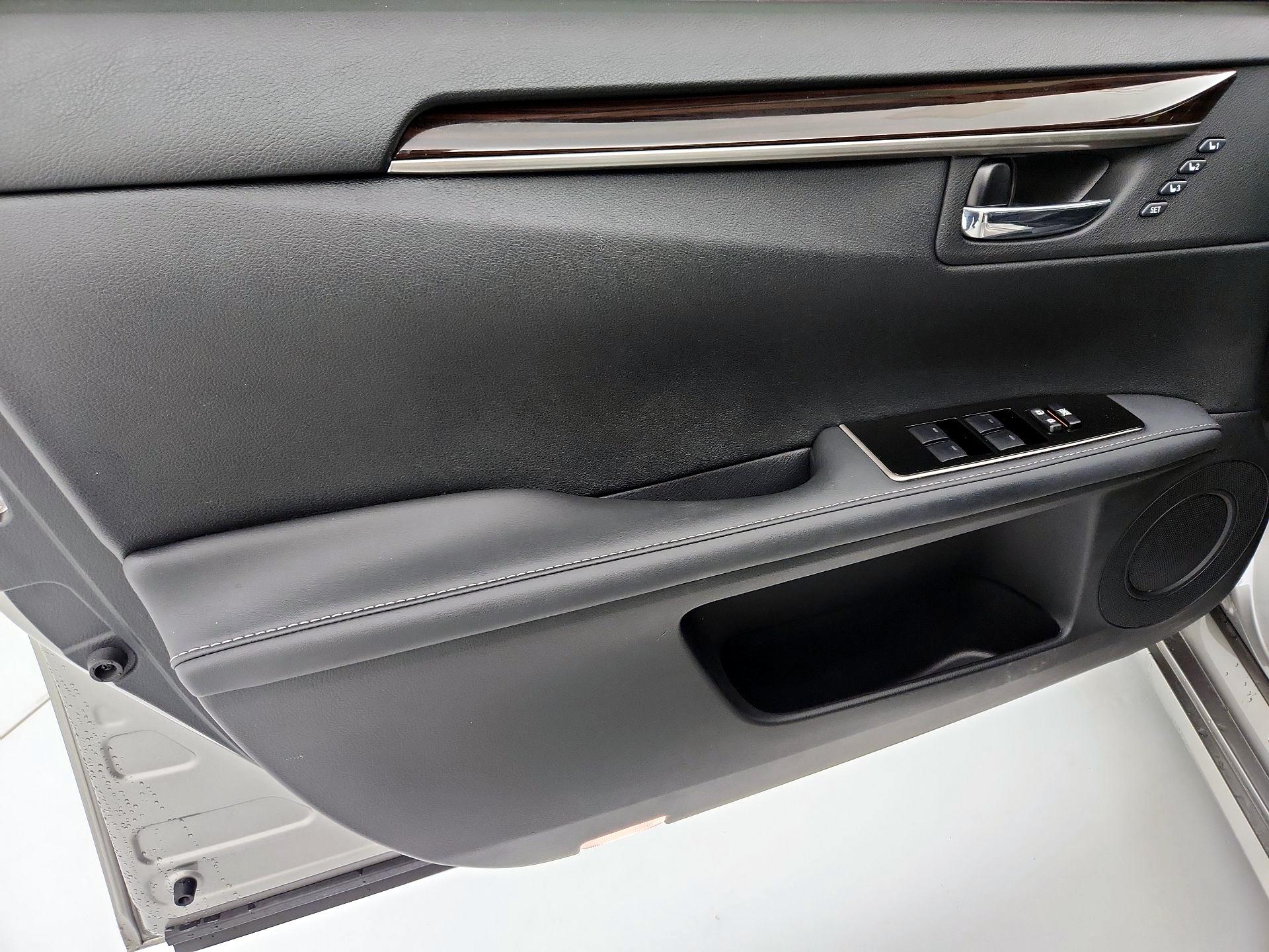 Thumbnail: 2018 Lexus ES - 12