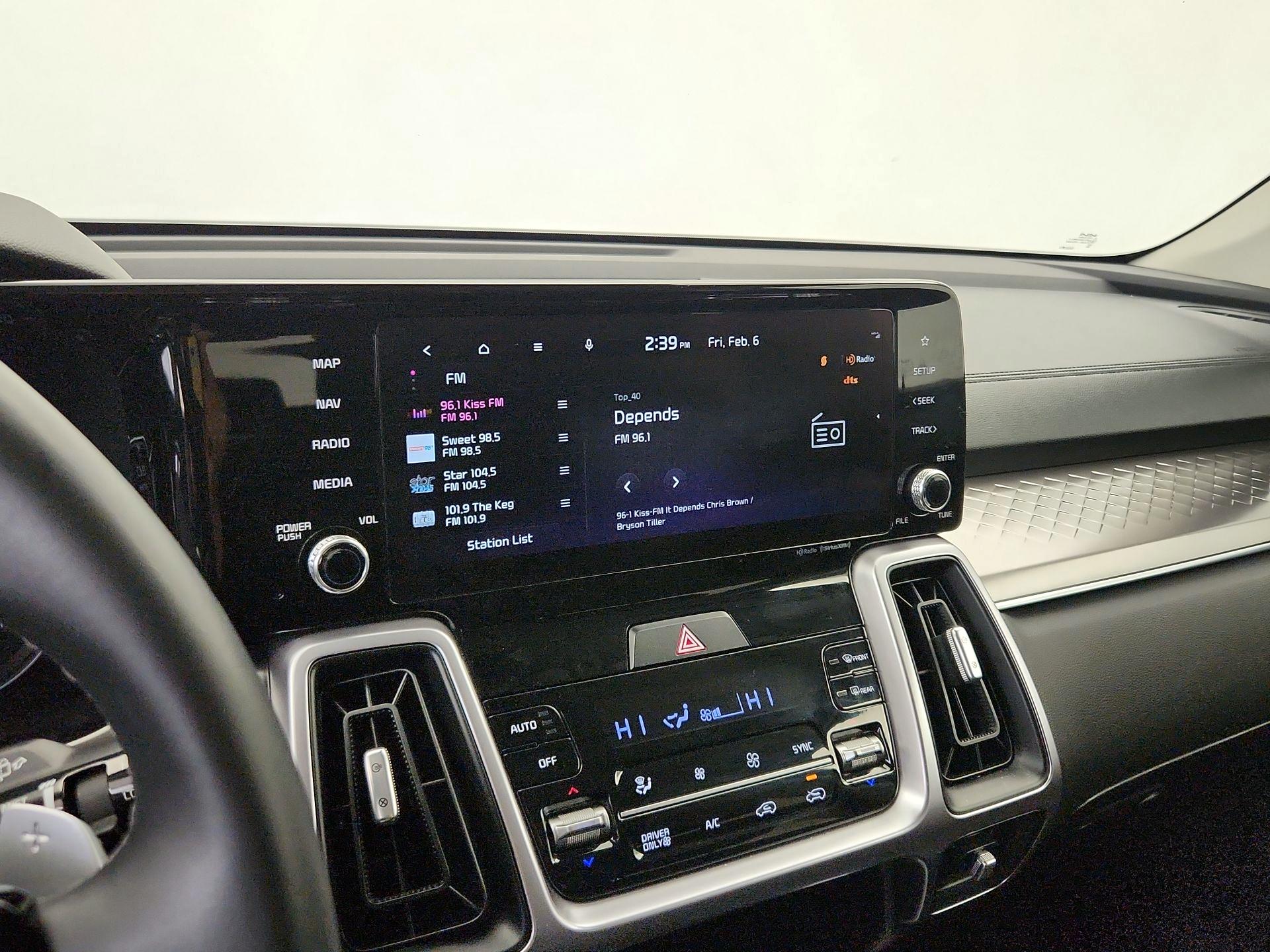 Thumbnail: 2023 Kia Sorento - 16