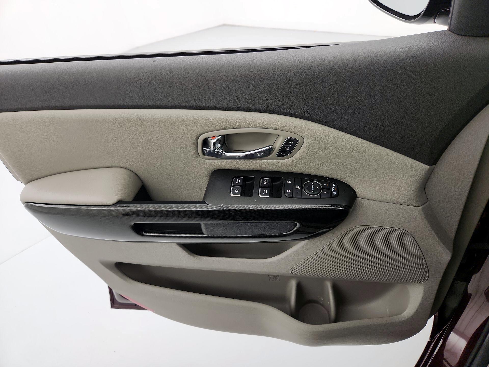 Thumbnail: 2017 Kia Sedona - 12