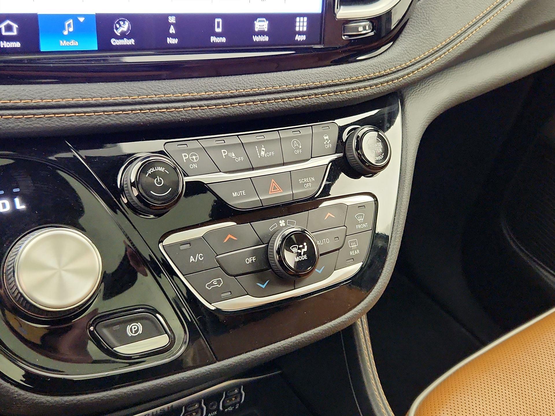 Thumbnail: 2021 Chrysler Pacifica - 17