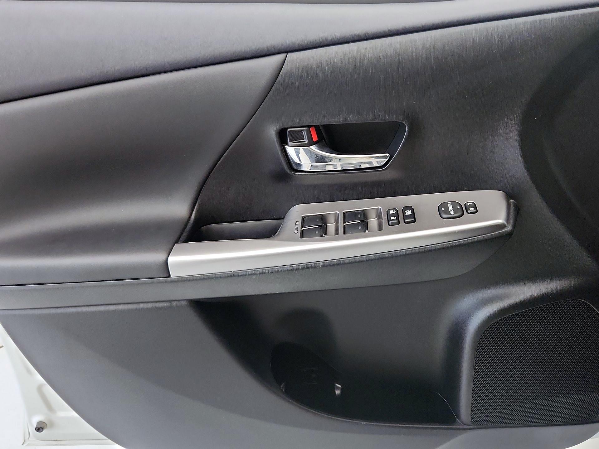 Thumbnail: 2015 Toyota Prius v - 12