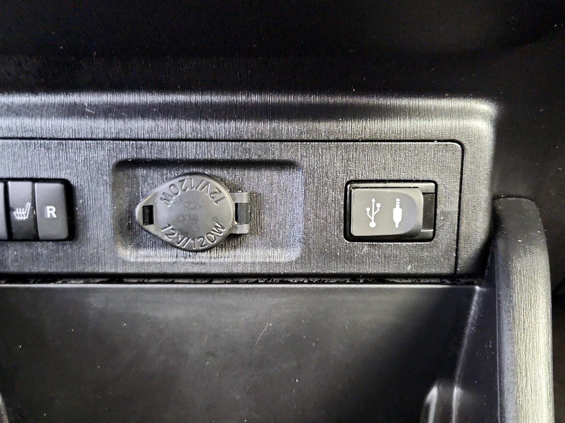 Thumbnail: 2015 Toyota Prius v - 18