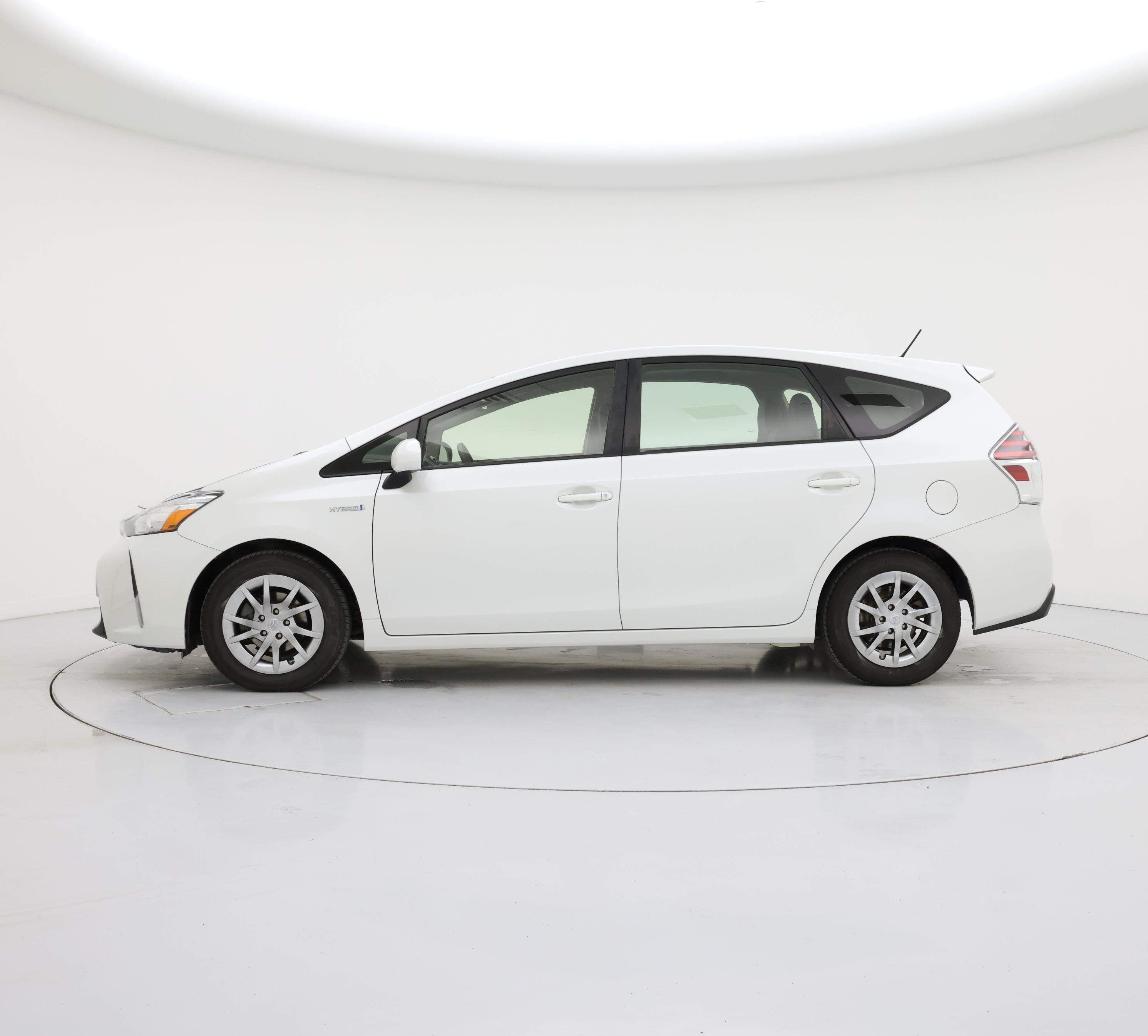 Thumbnail: 2015 Toyota Prius v - 3