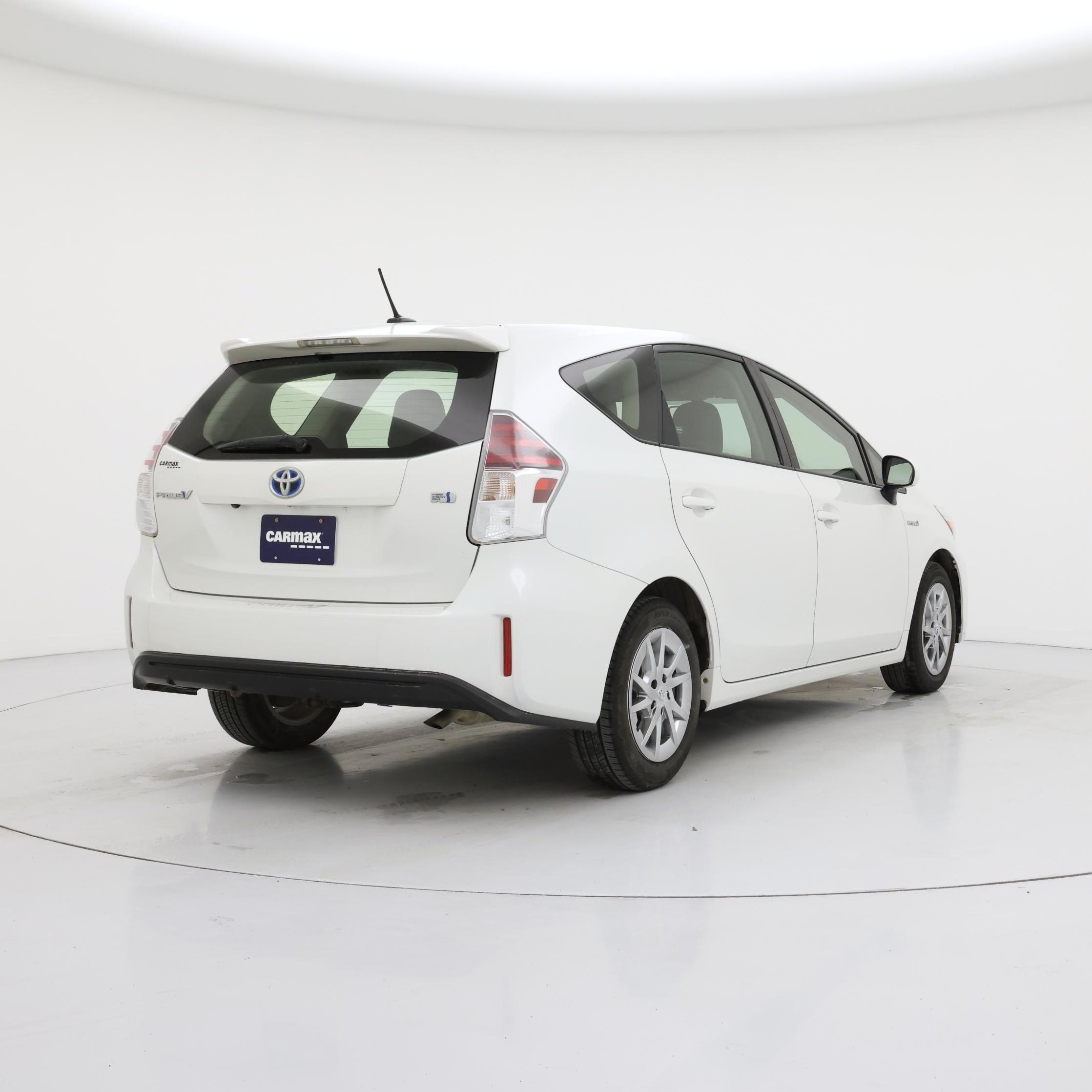Thumbnail: 2015 Toyota Prius v - 8