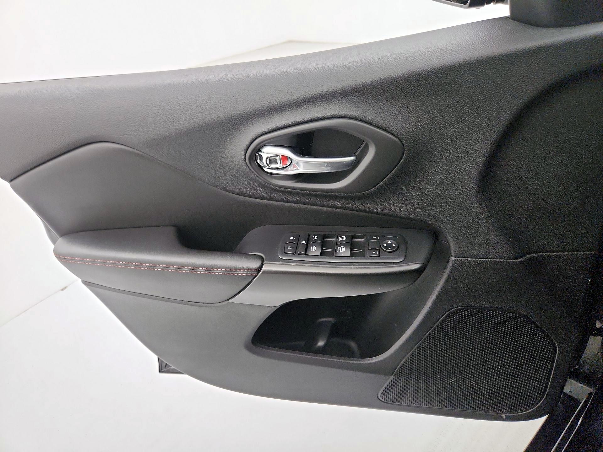 Thumbnail: 2020 Jeep Cherokee - 12