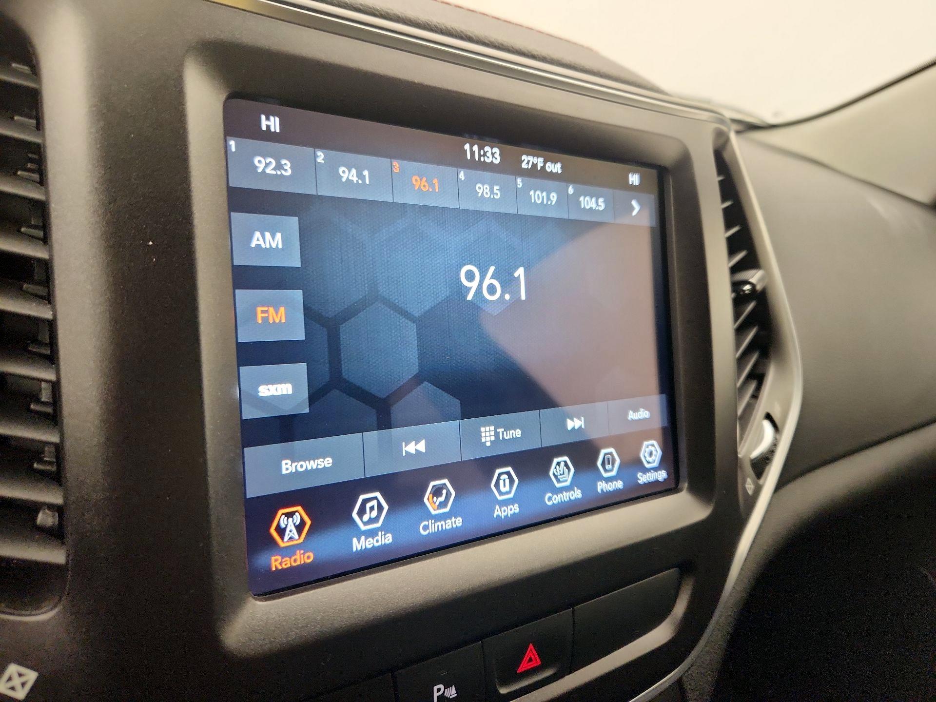 Thumbnail: 2020 Jeep Cherokee - 15