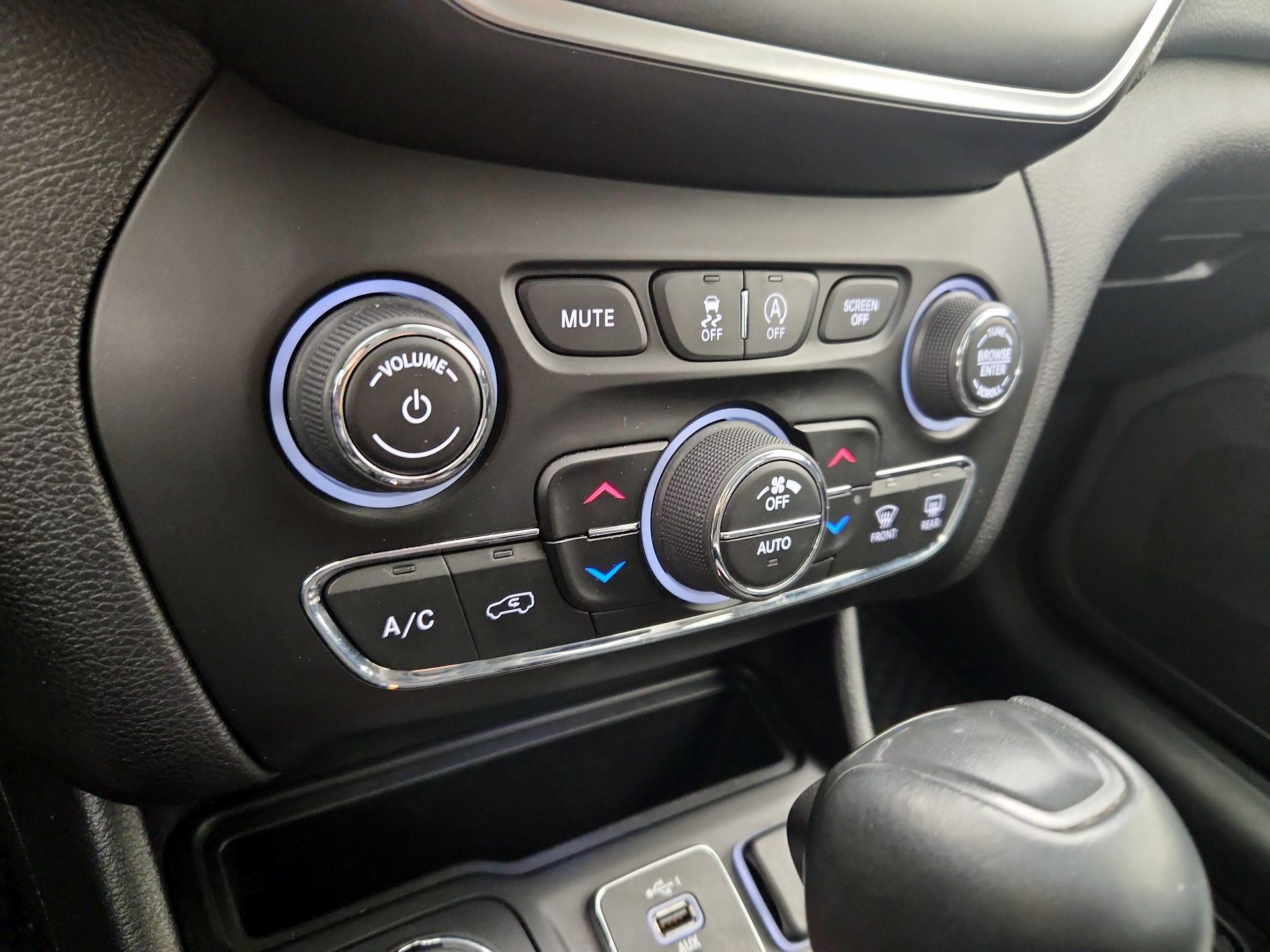 Thumbnail: 2020 Jeep Cherokee - 16