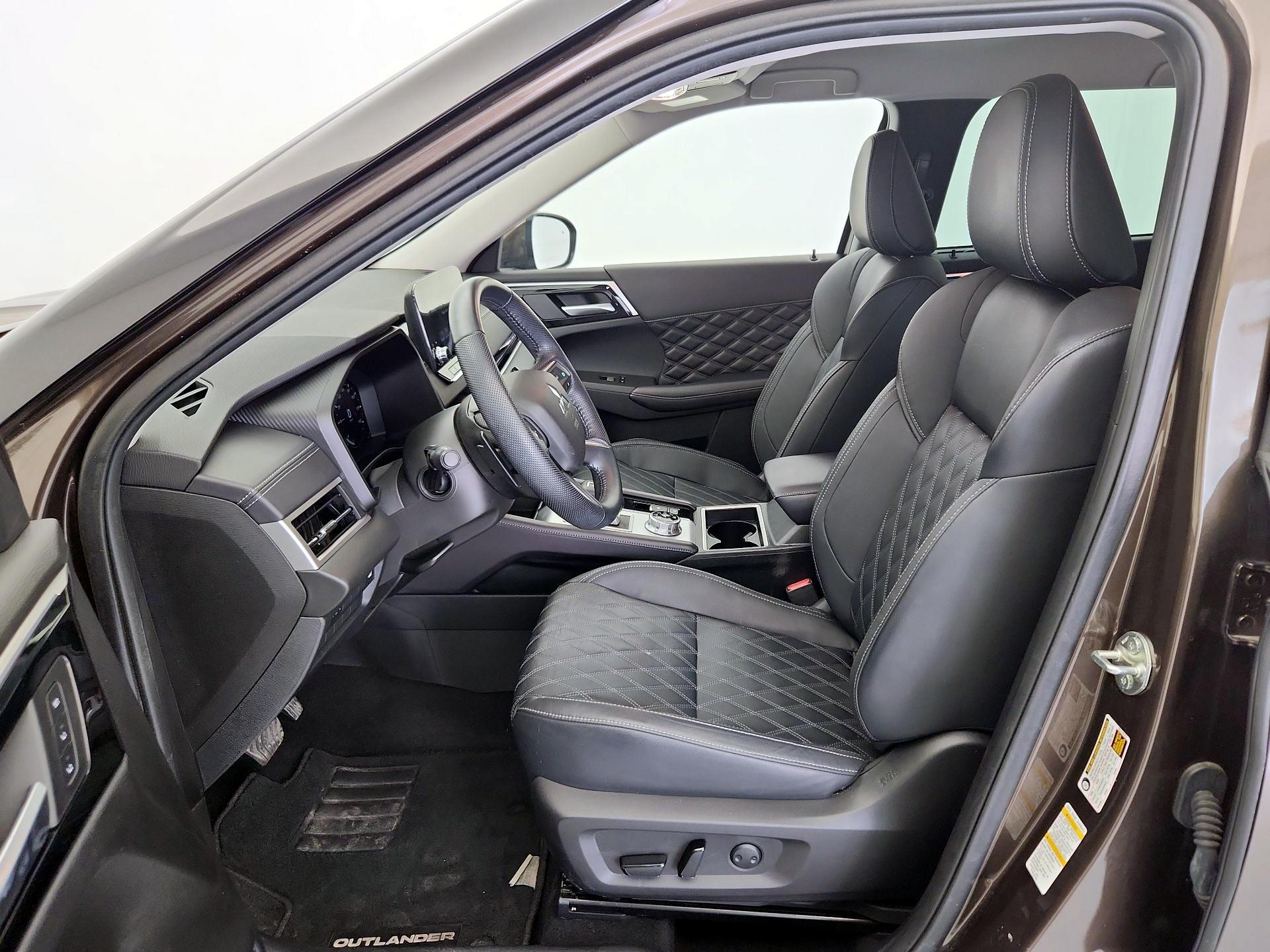 Thumbnail: 2023 Mitsubishi Outlander - 11