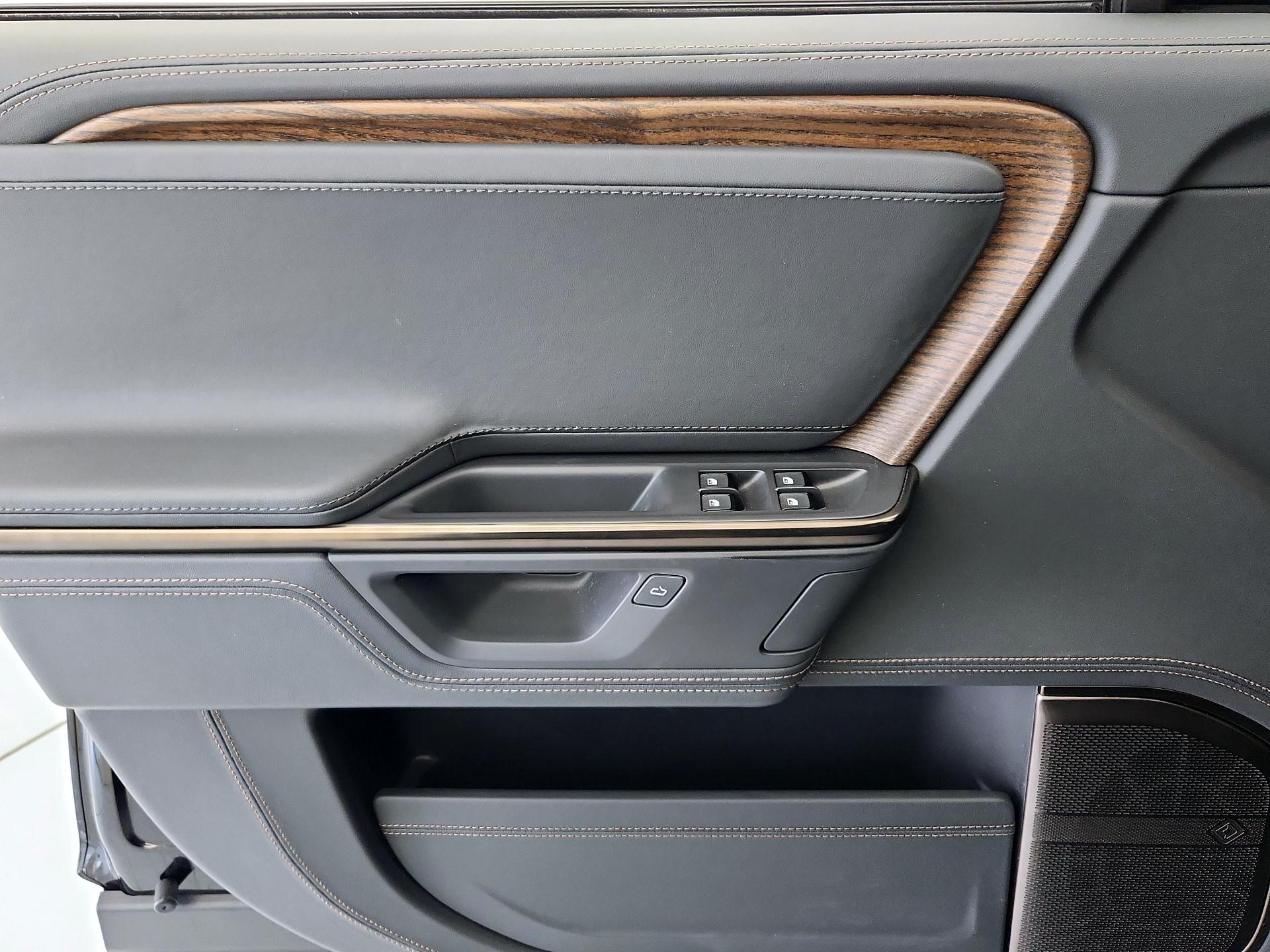 Thumbnail: 2025 Rivian R1S - 12