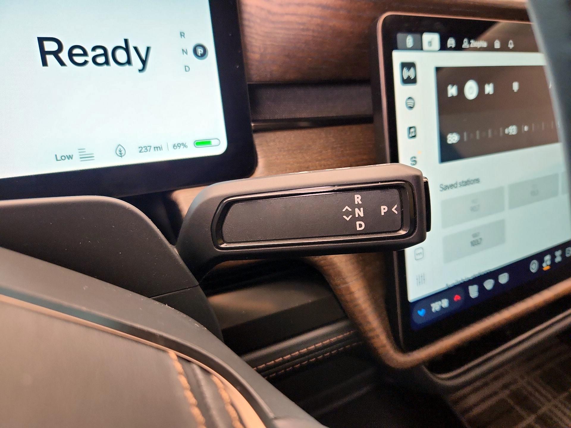 Thumbnail: 2025 Rivian R1S - 17