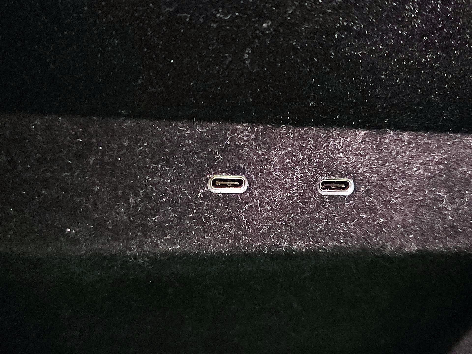 Thumbnail: 2025 Rivian R1S - 18