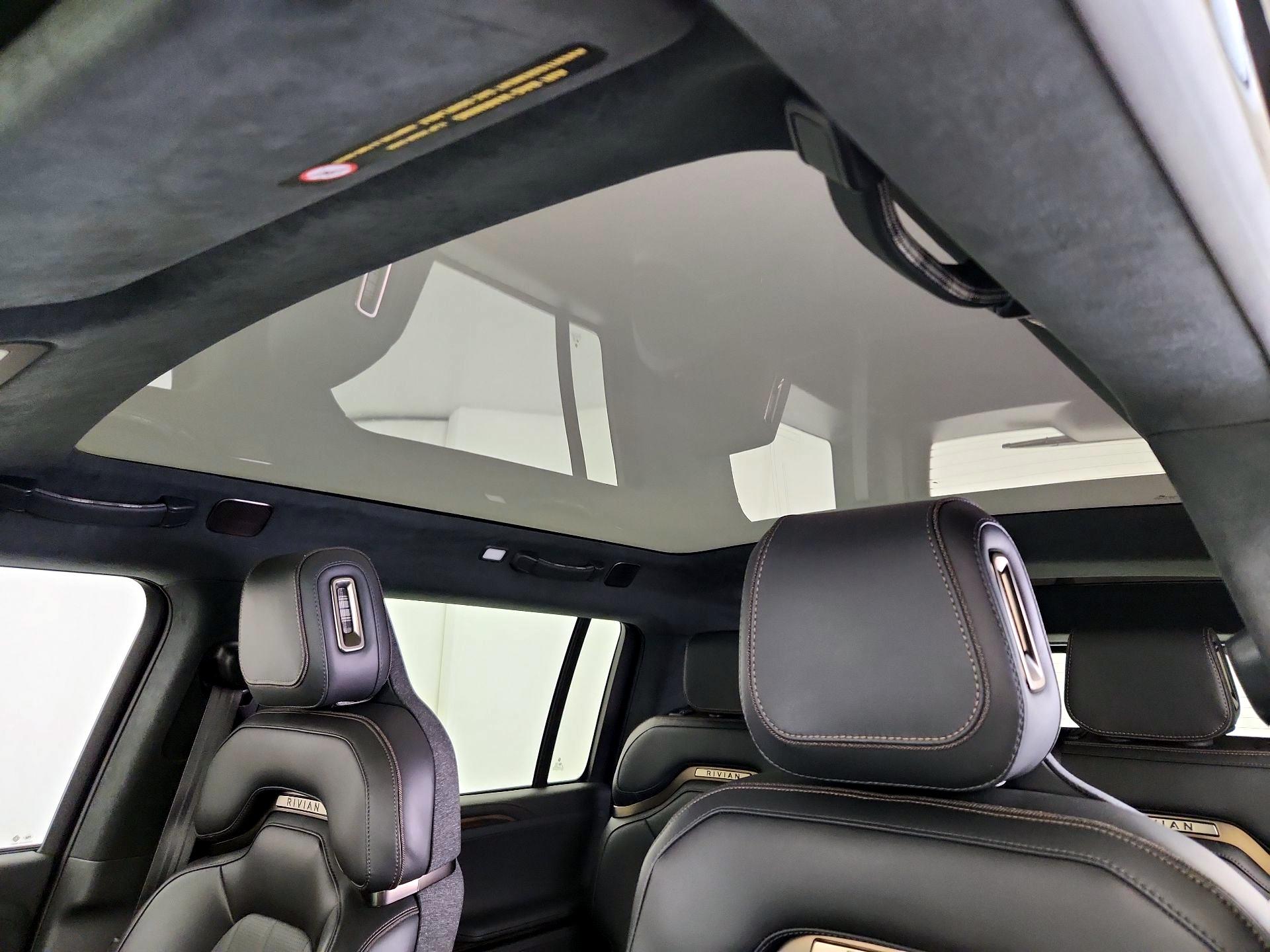 Thumbnail: 2025 Rivian R1S - 19