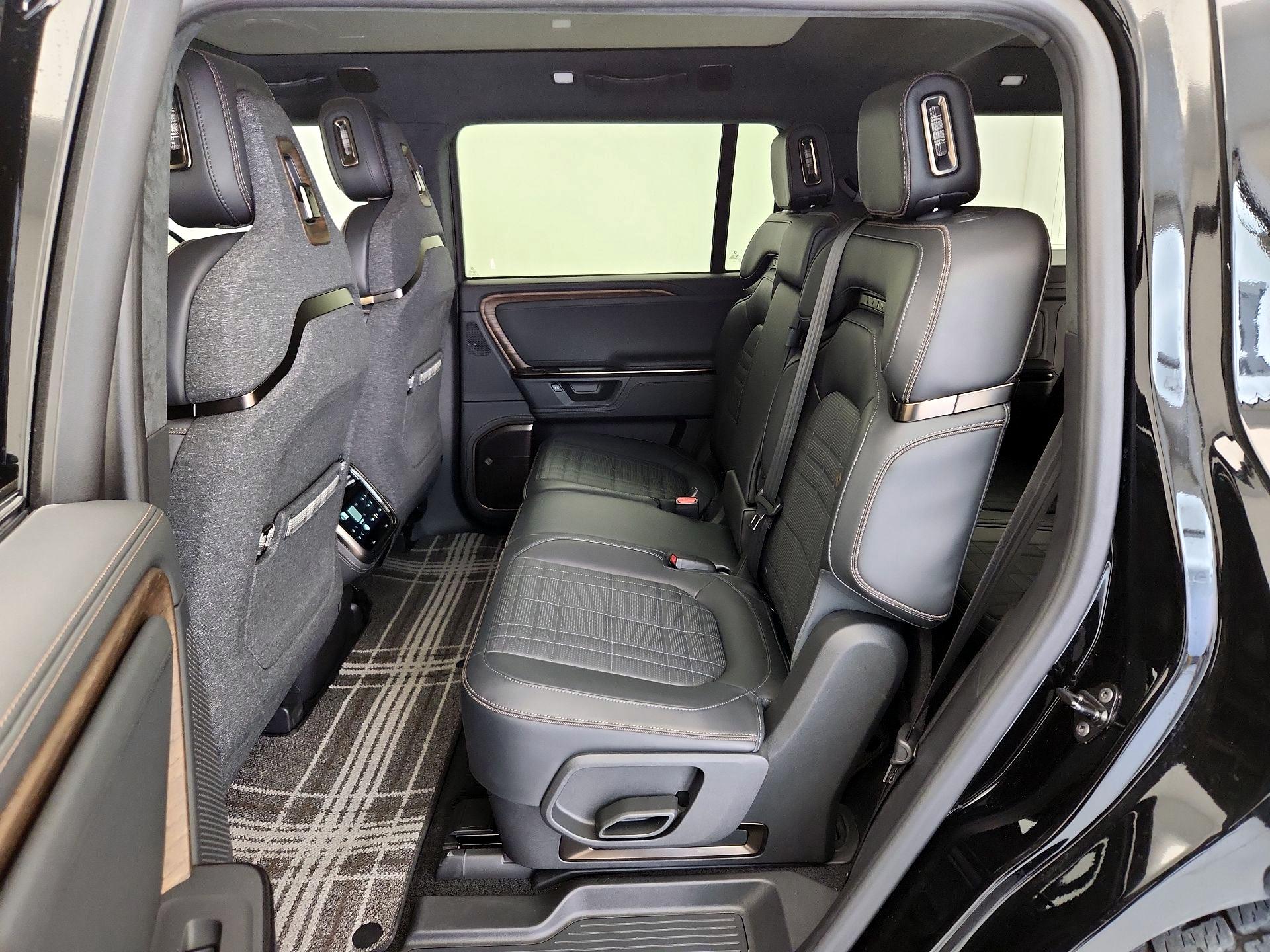 Thumbnail: 2025 Rivian R1S - 20