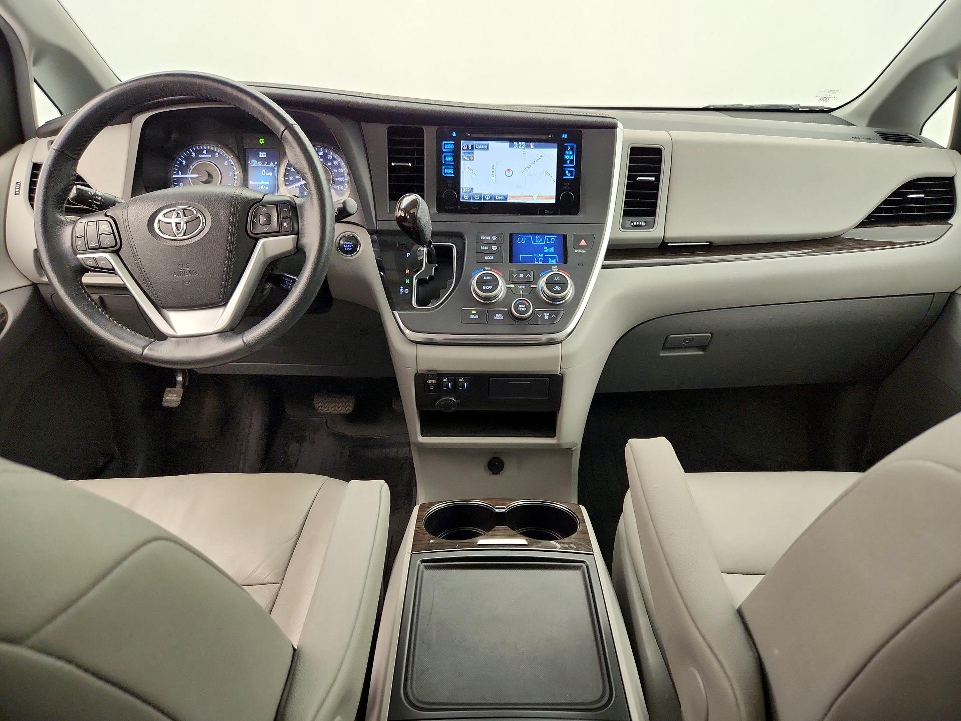 Thumbnail: 2017 Toyota Sienna - 9