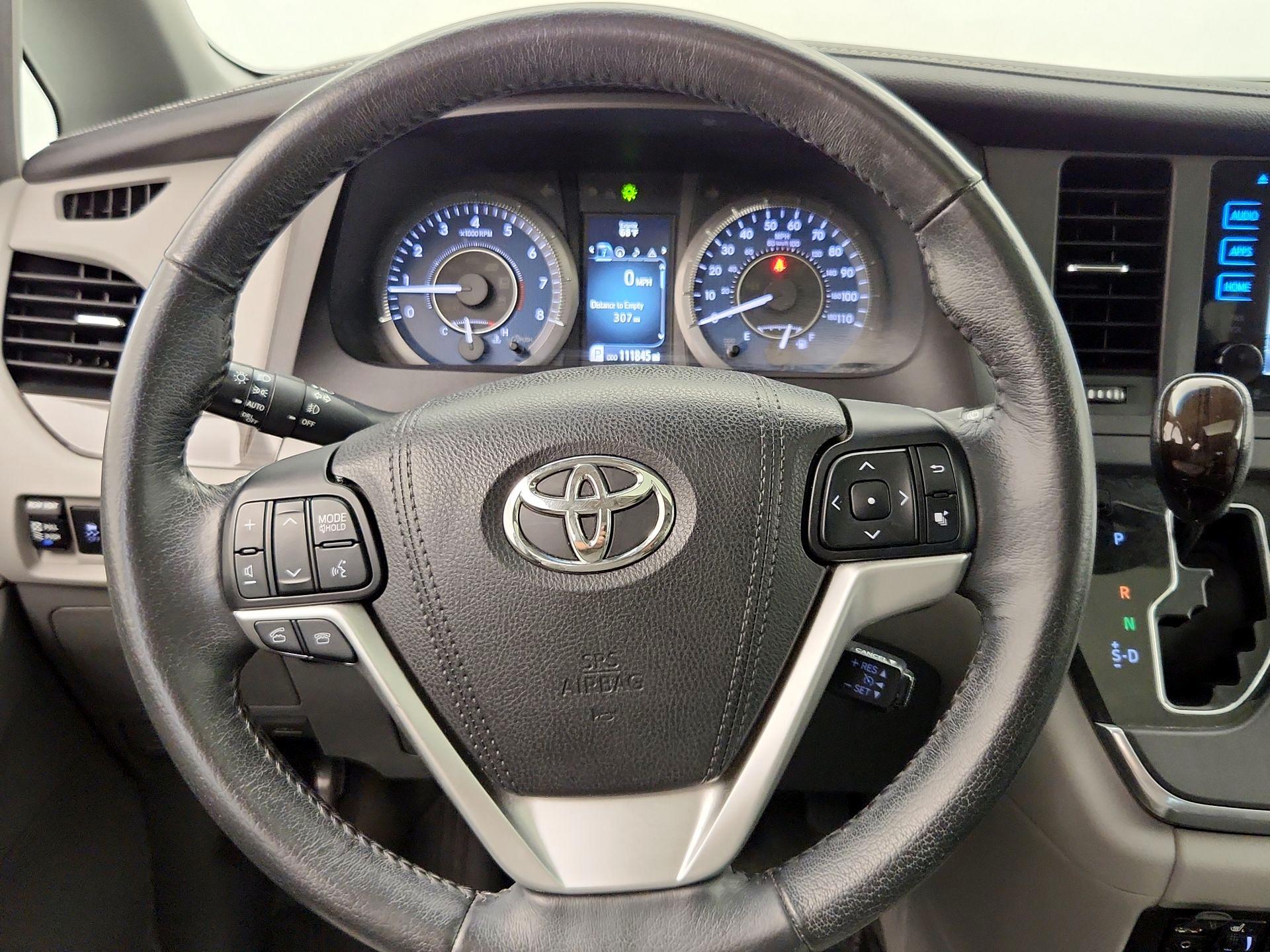 Thumbnail: 2017 Toyota Sienna - 10