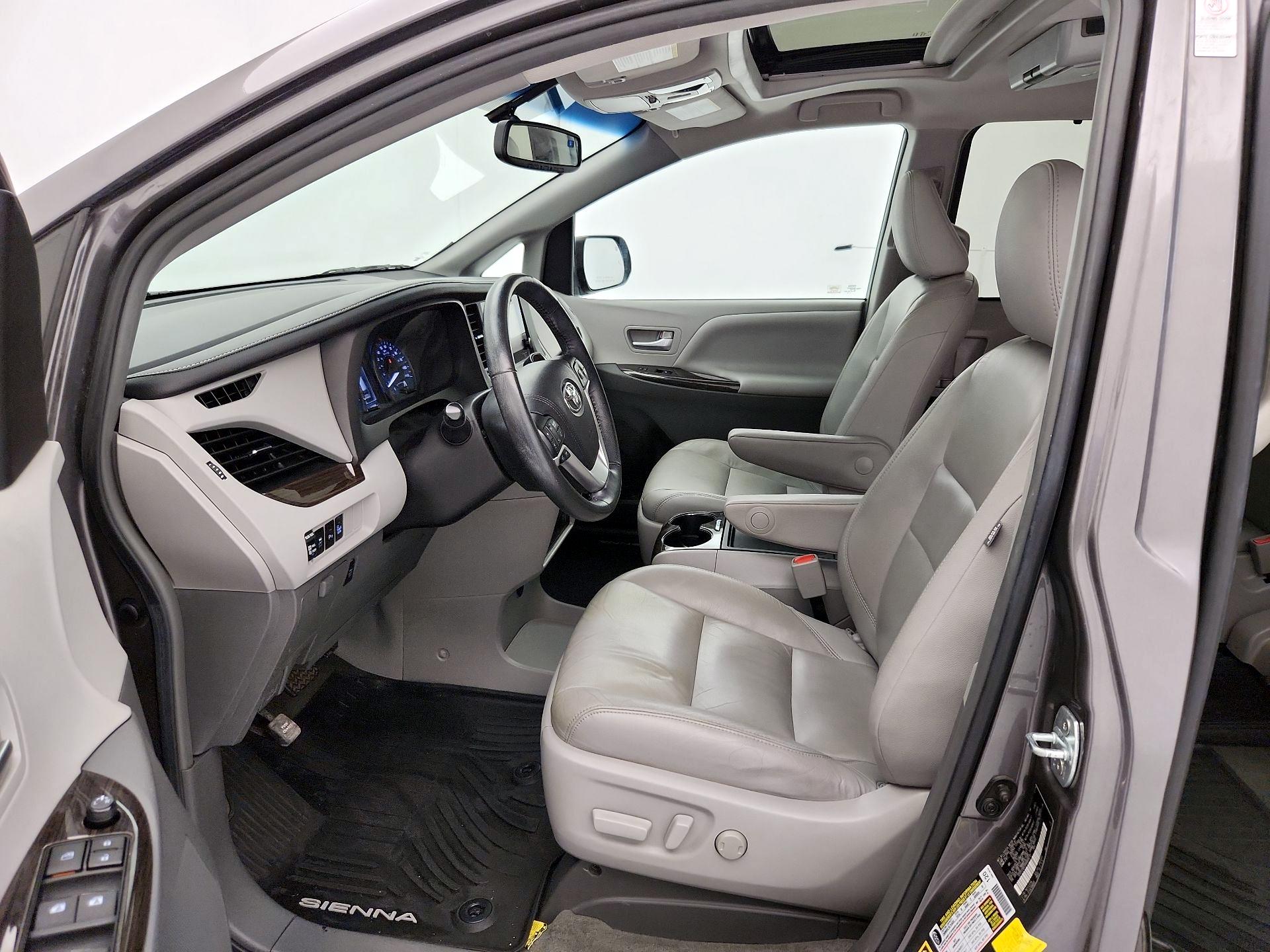 Thumbnail: 2017 Toyota Sienna - 11