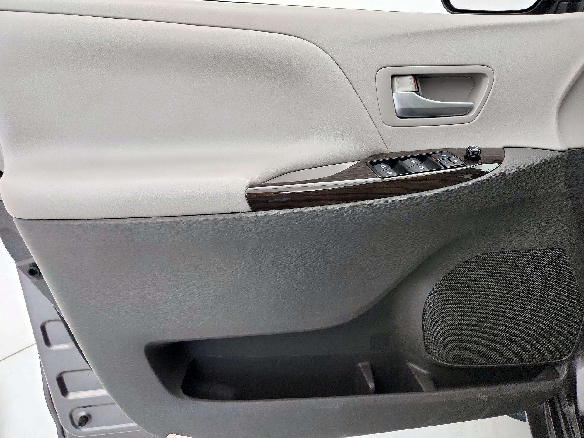 Thumbnail: 2017 Toyota Sienna - 12