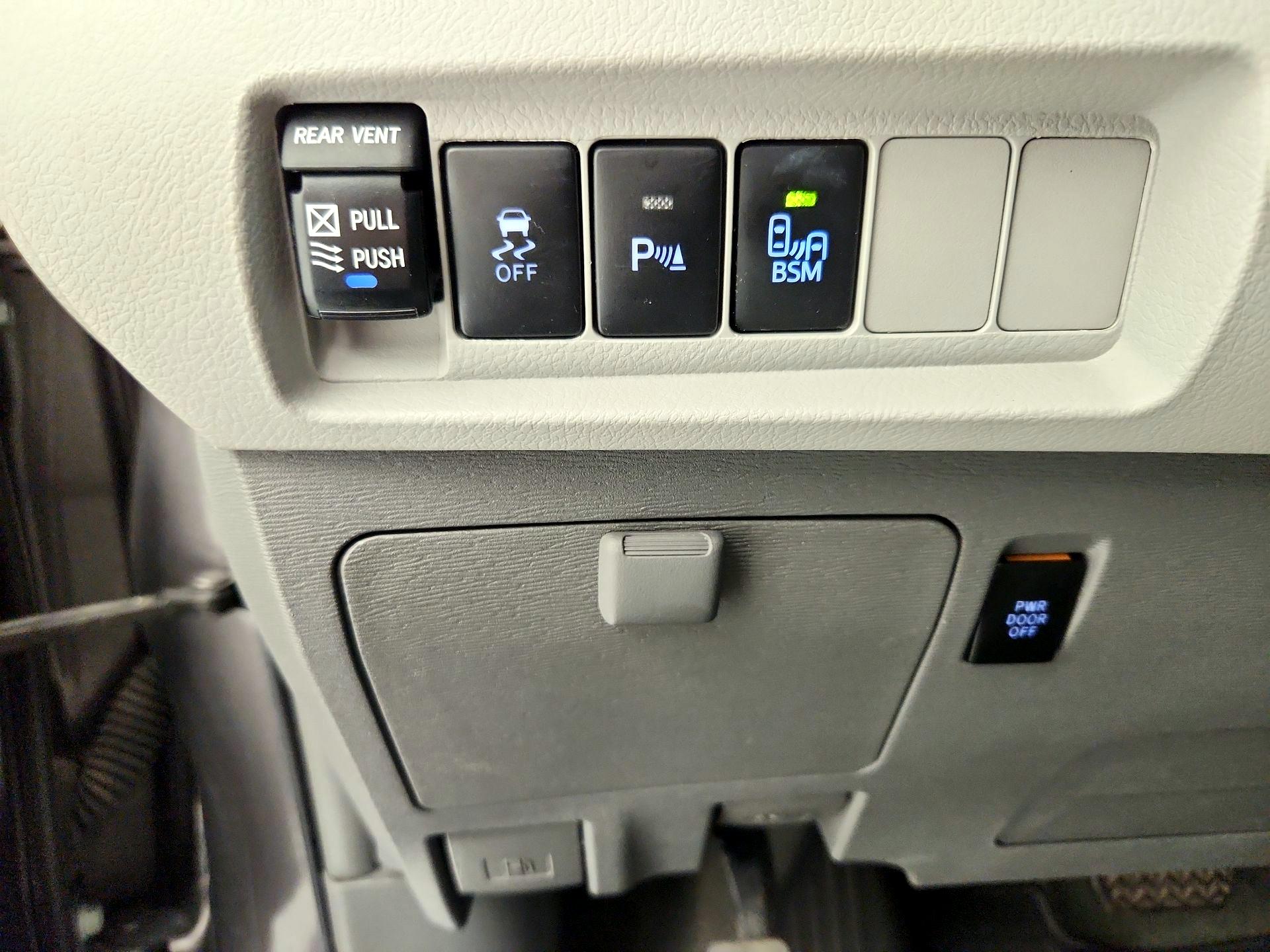 Thumbnail: 2017 Toyota Sienna - 13