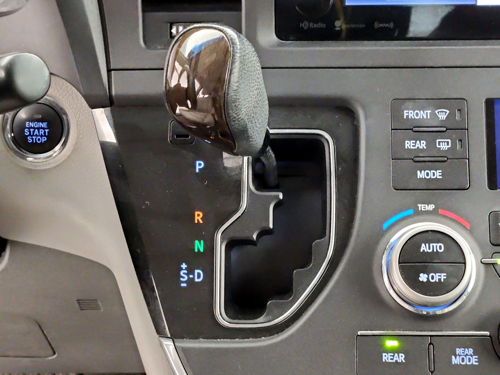 Thumbnail: 2017 Toyota Sienna - 18