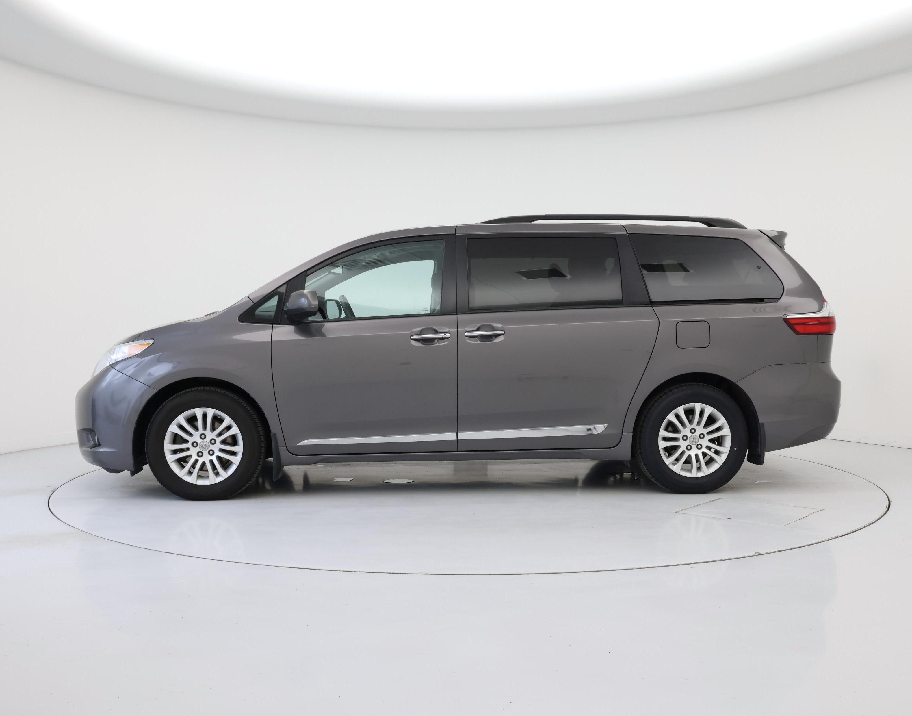 Thumbnail: 2017 Toyota Sienna - 3