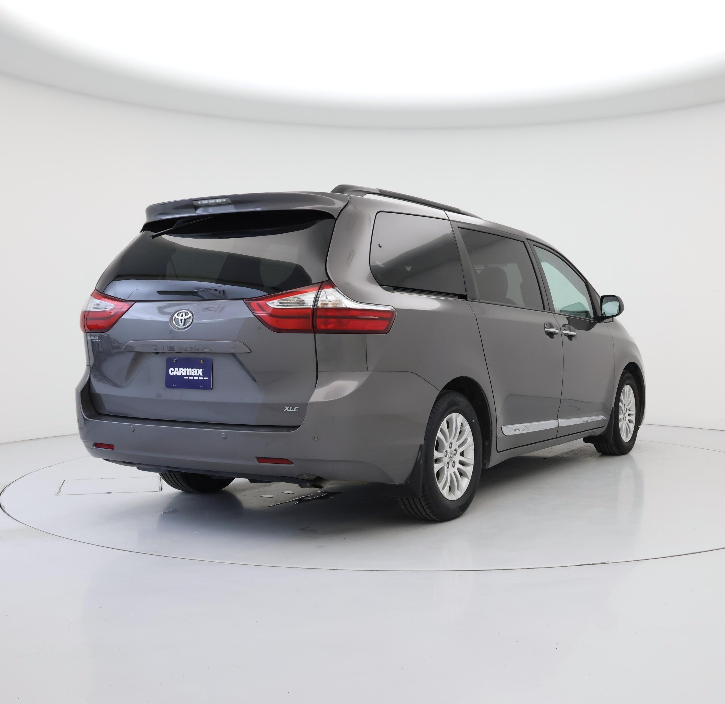 Thumbnail: 2017 Toyota Sienna - 8