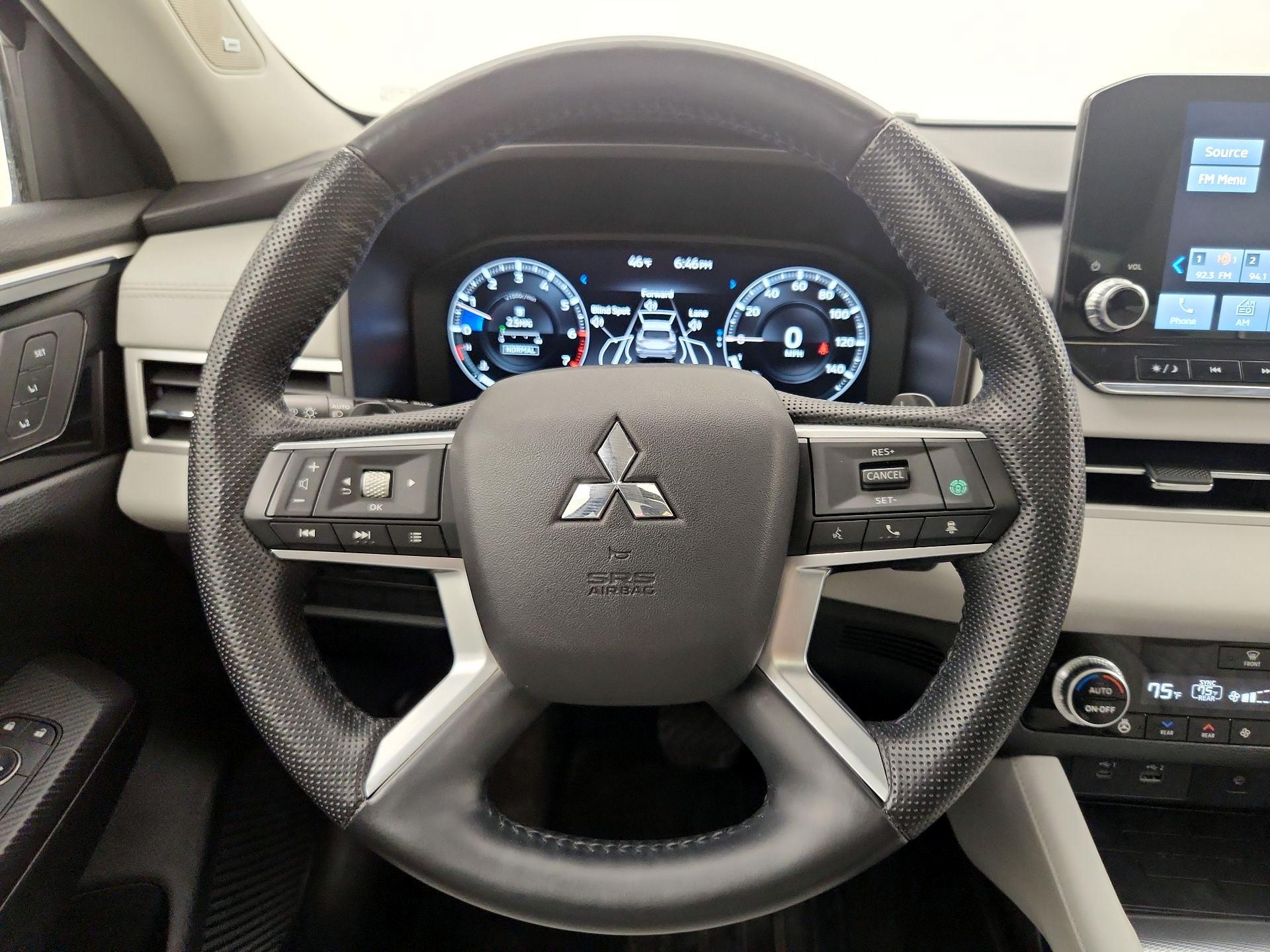 Thumbnail: 2023 Mitsubishi Outlander - 10