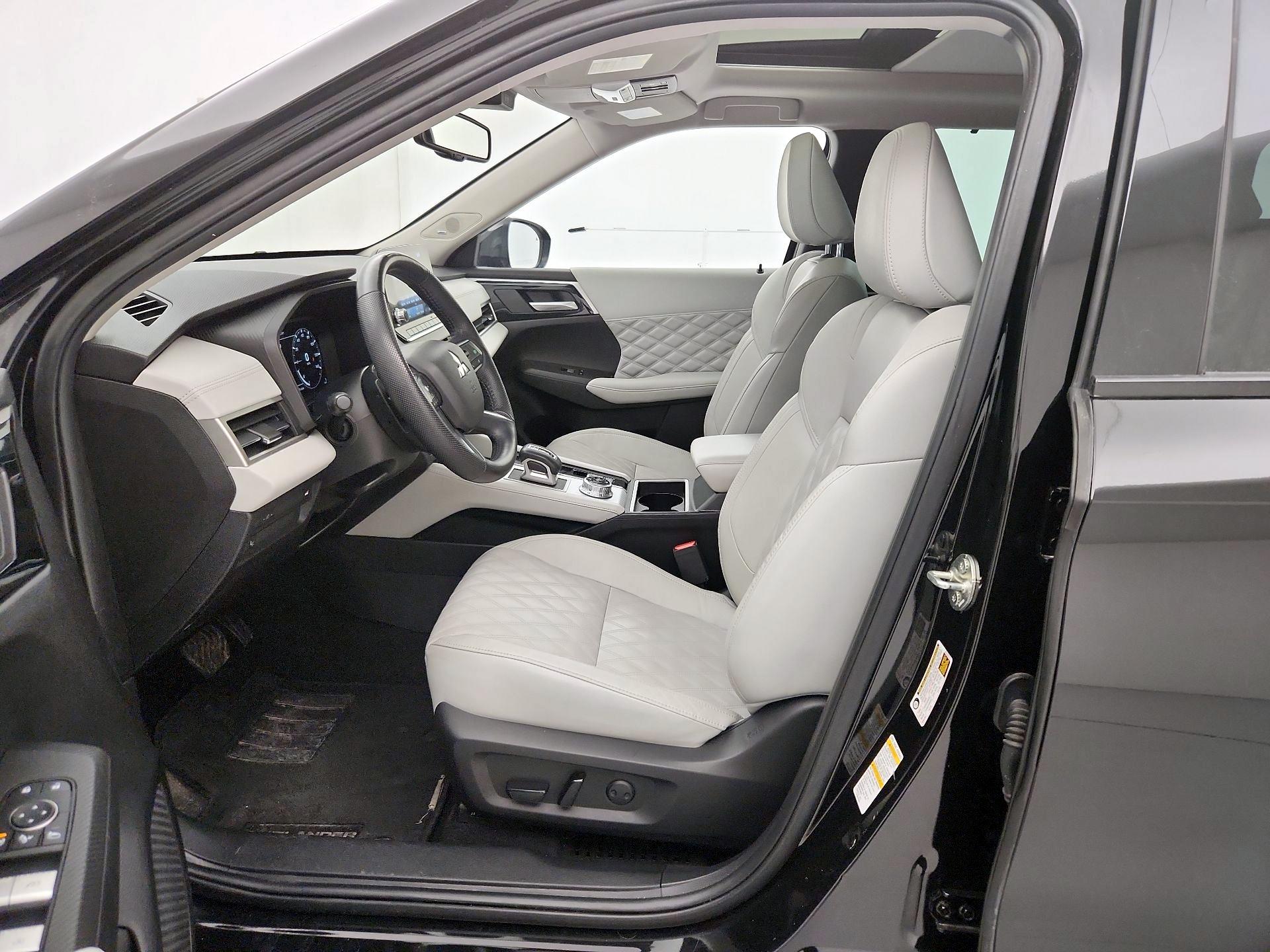 Thumbnail: 2023 Mitsubishi Outlander - 11