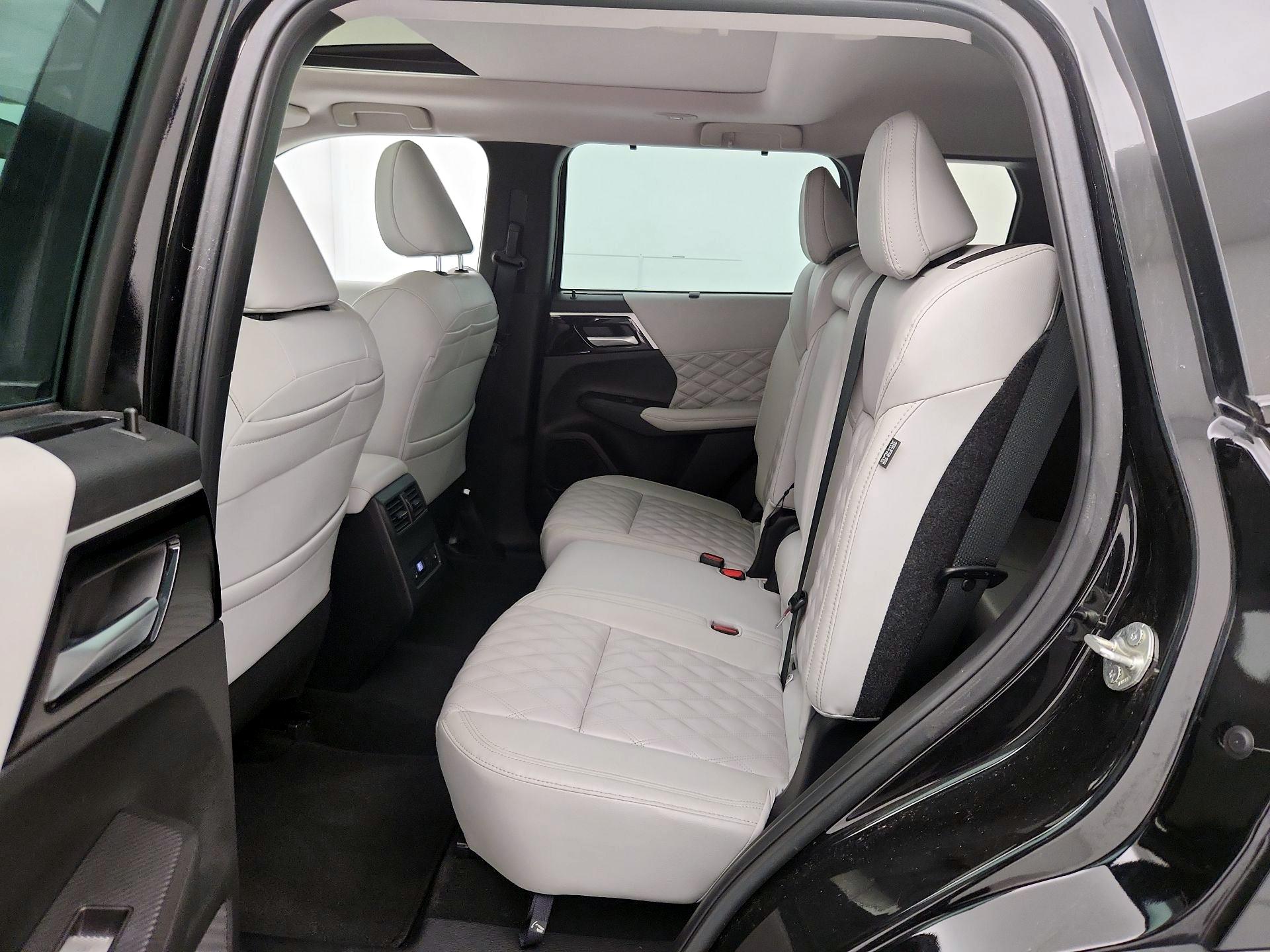 Thumbnail: 2023 Mitsubishi Outlander - 20