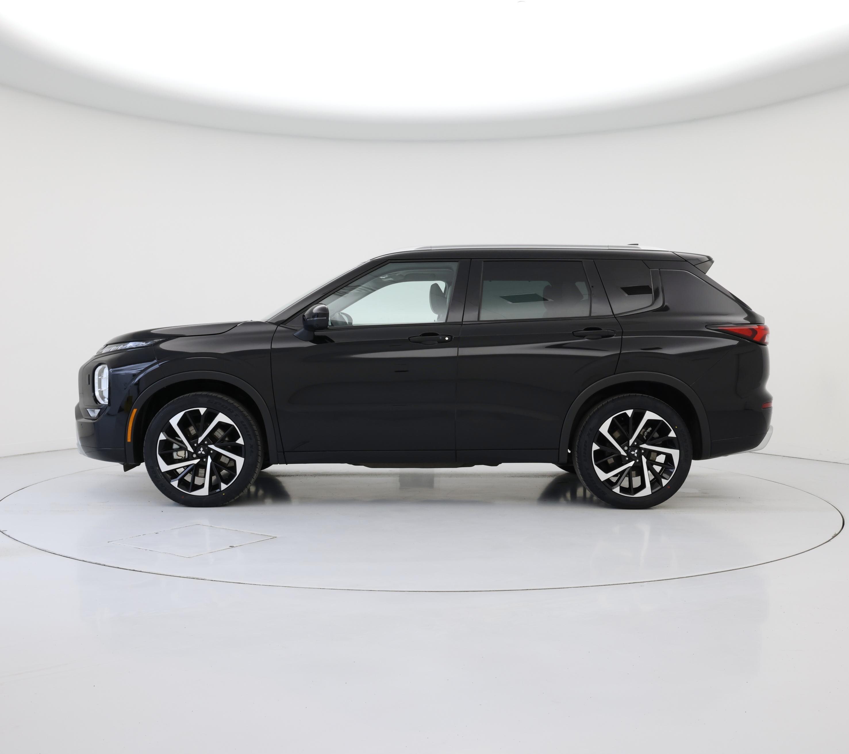 Thumbnail: 2023 Mitsubishi Outlander - 3