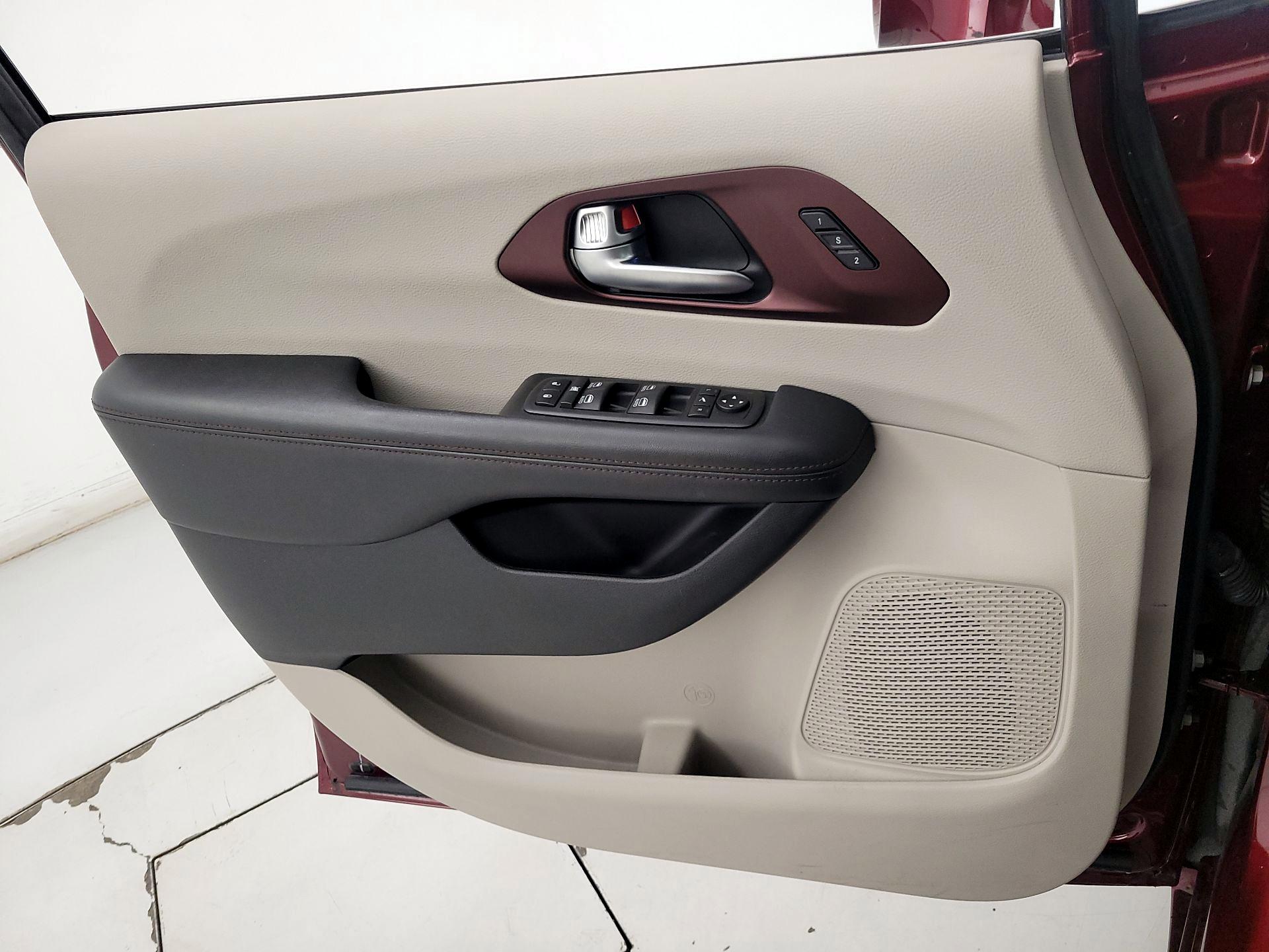 Thumbnail: 2020 Chrysler Pacifica - 12