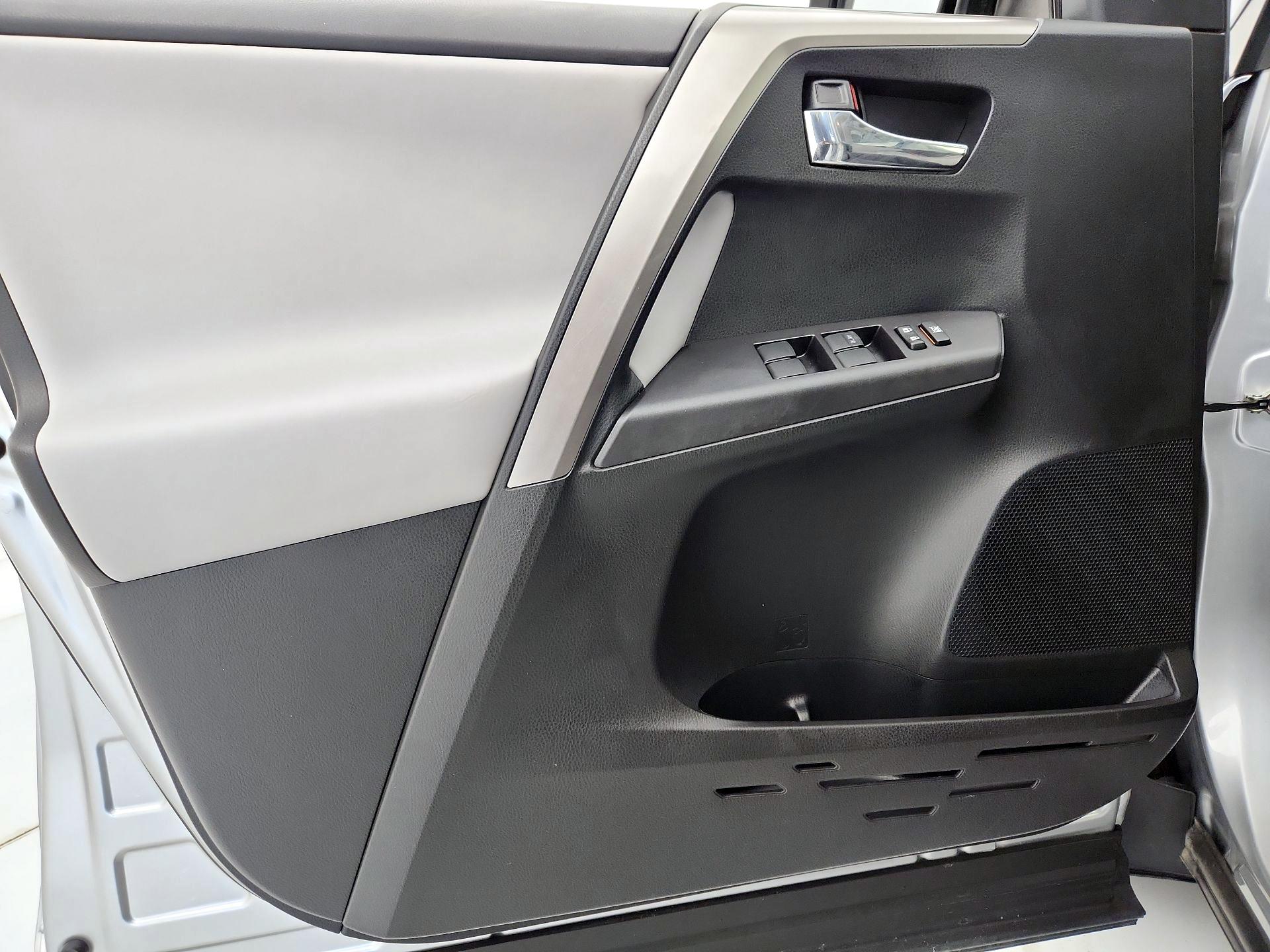 Thumbnail: 2018 Toyota RAV4 - 12