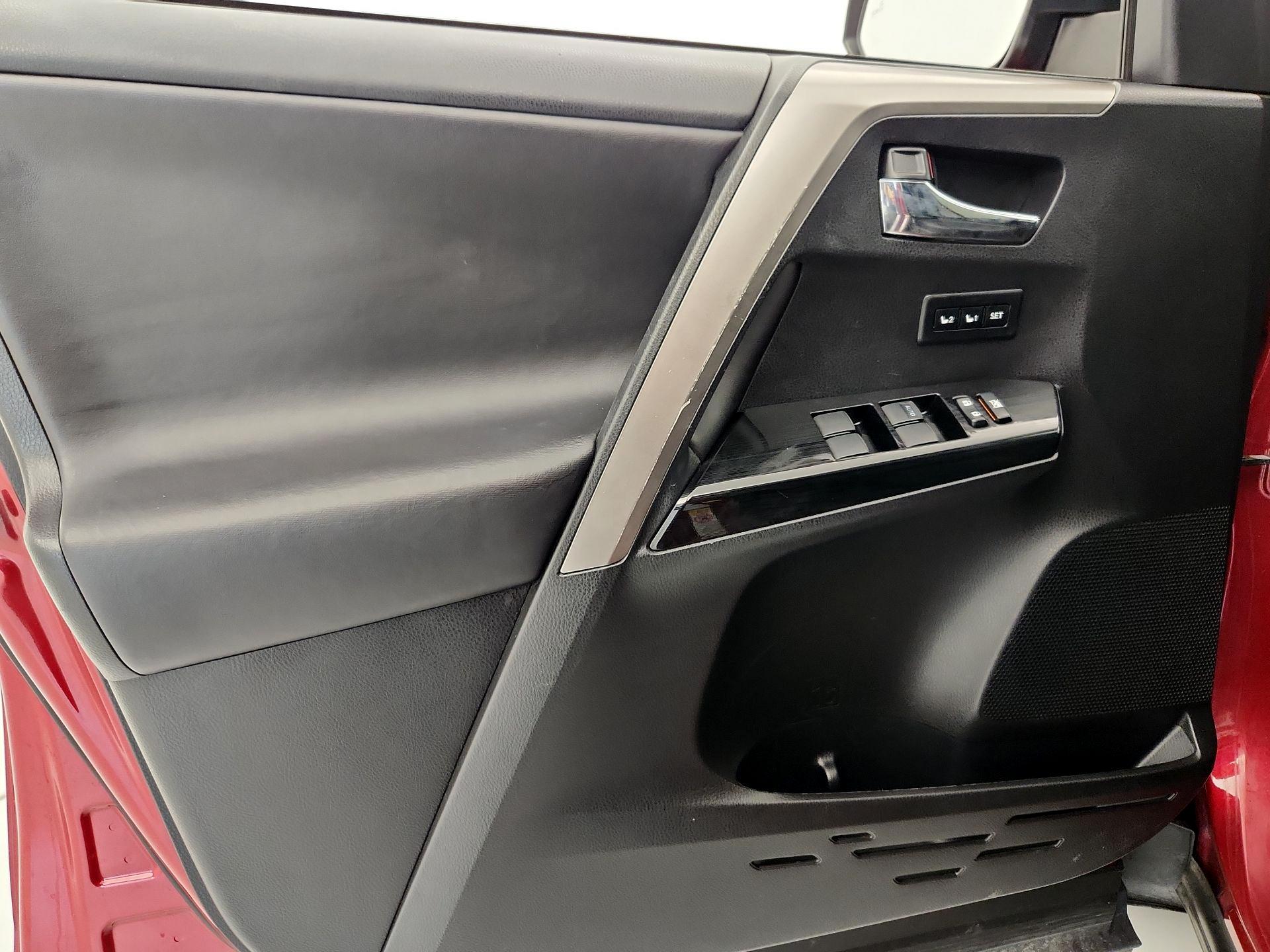 Thumbnail: 2018 Toyota RAV4 - 12