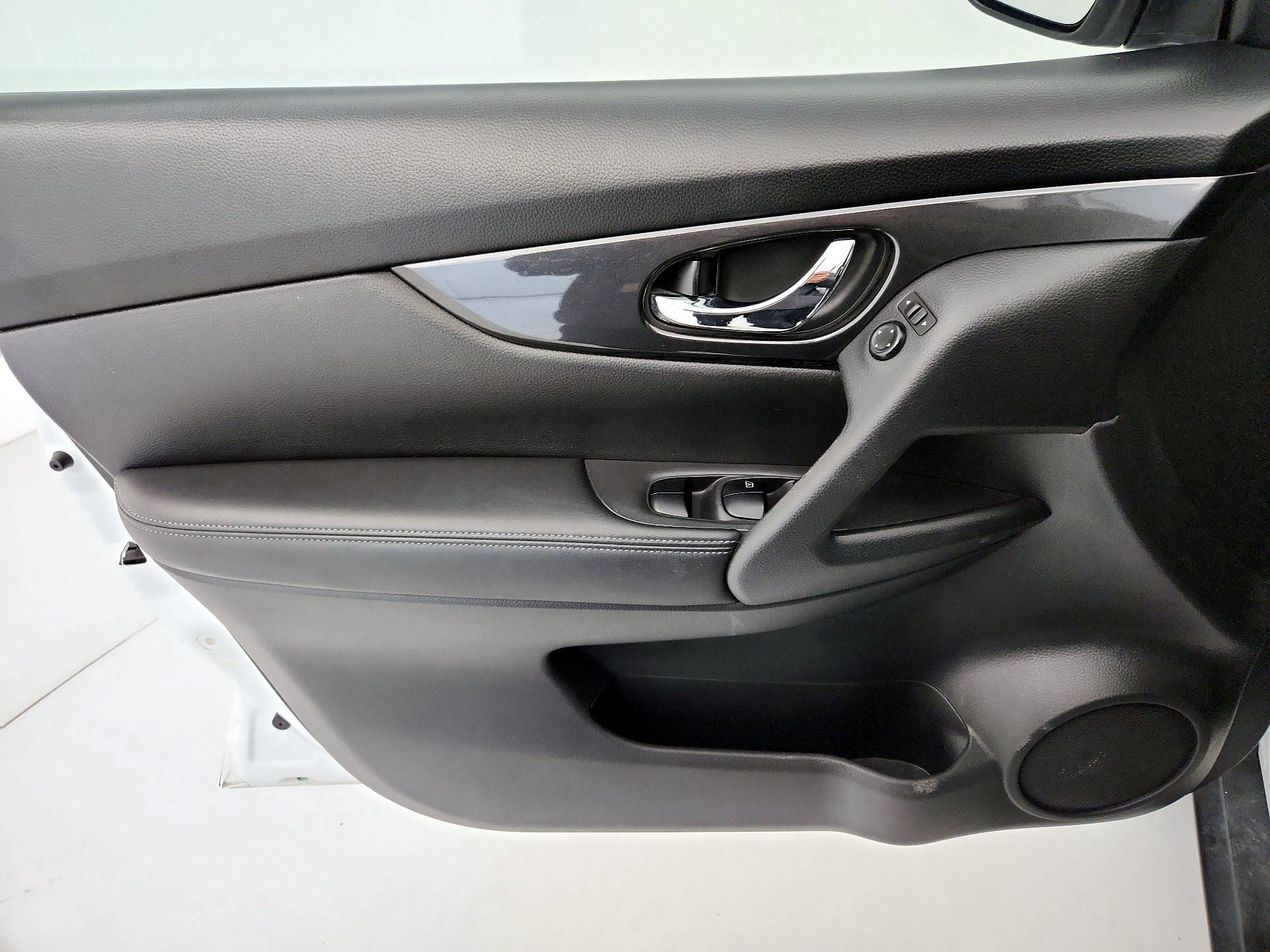 Thumbnail: 2017 Nissan Rogue - 12