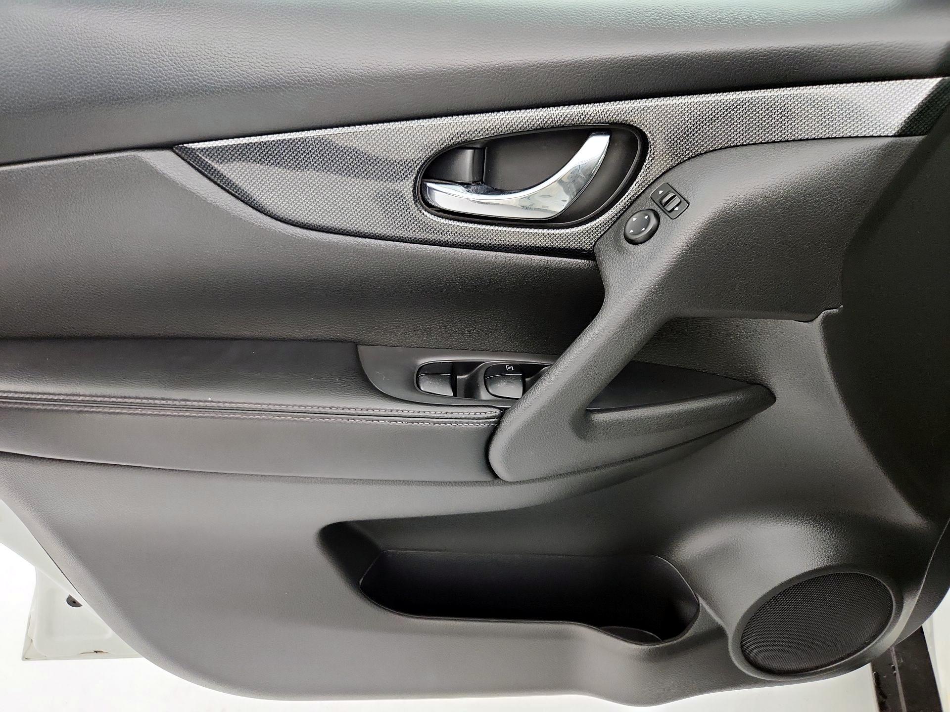 Thumbnail: 2016 Nissan Rogue - 12