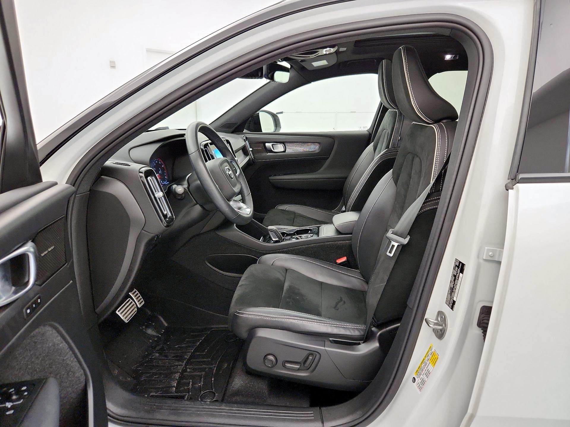 Thumbnail: 2022 Volvo XC40 - 11