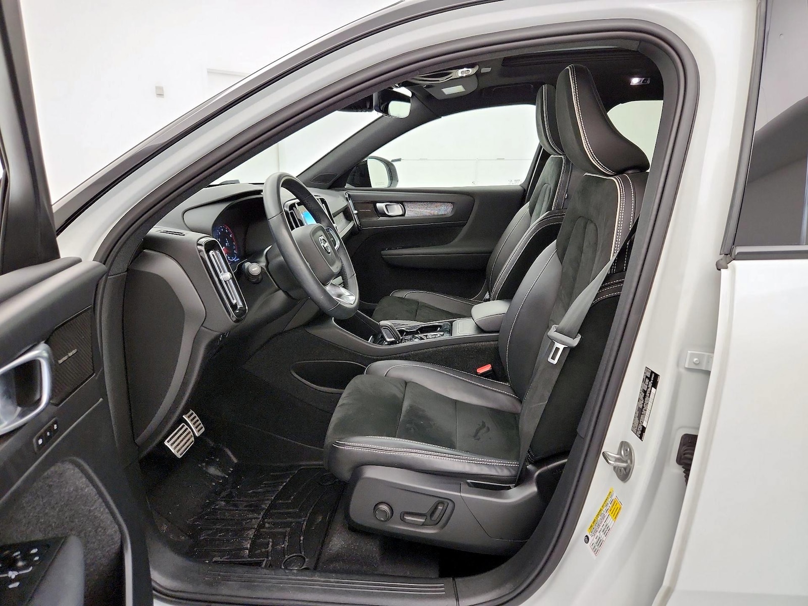 2022 Volvo XC40 R-Design - Photo 12