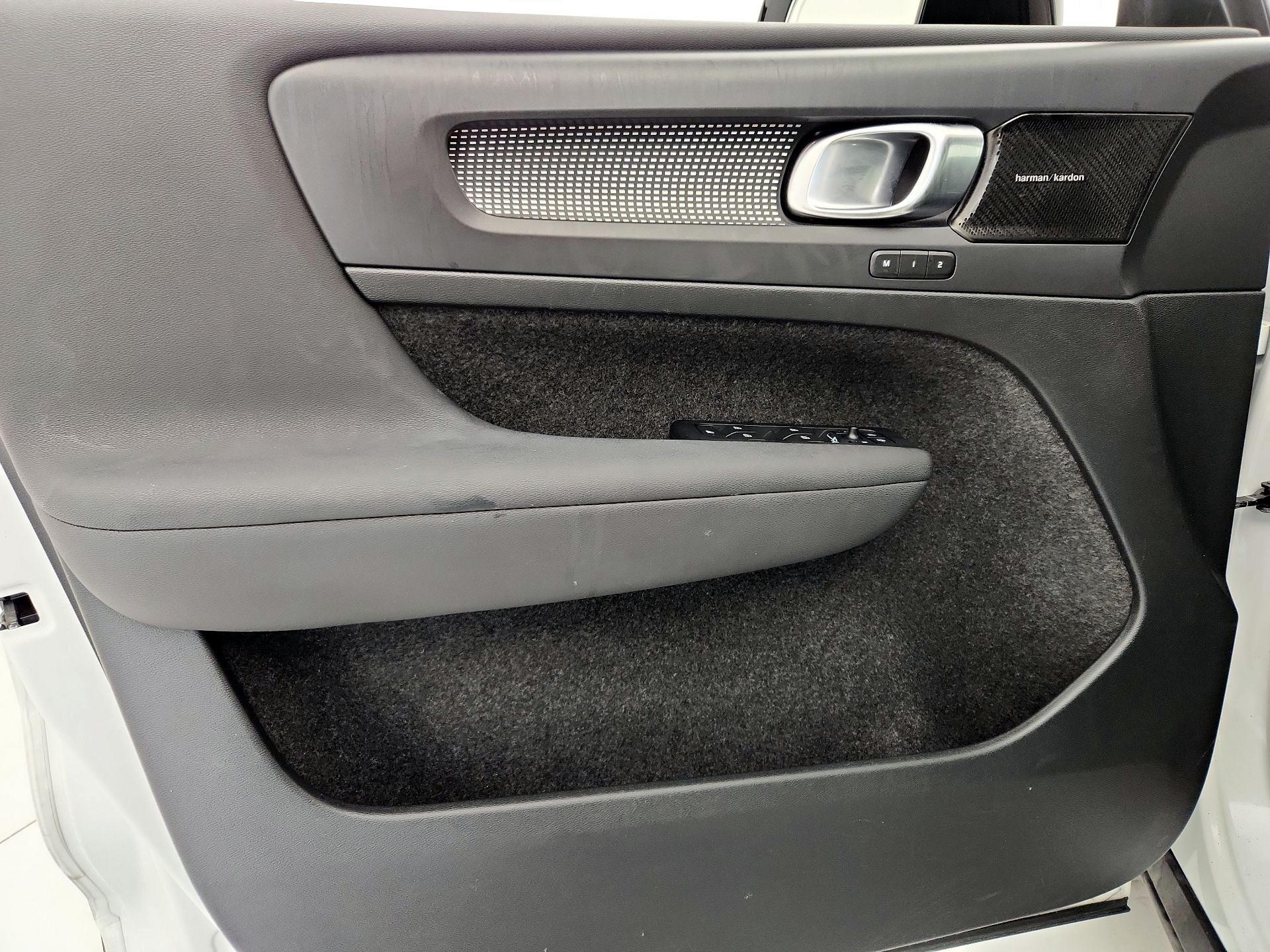 Thumbnail: 2022 Volvo XC40 - 12