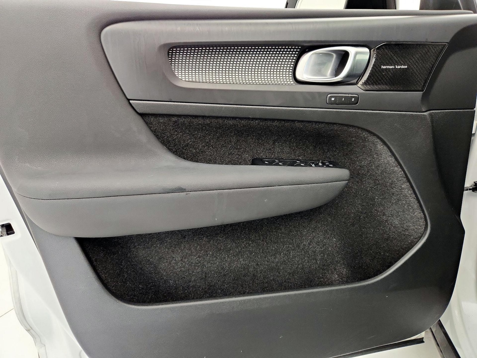 2022 Volvo XC40 R-Design - Photo 13