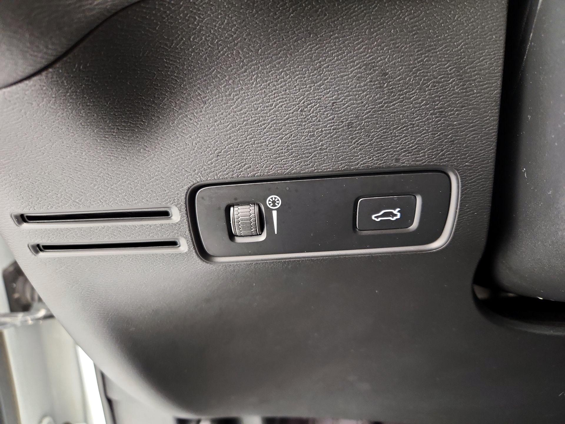 Thumbnail: 2022 Volvo XC40 - 13