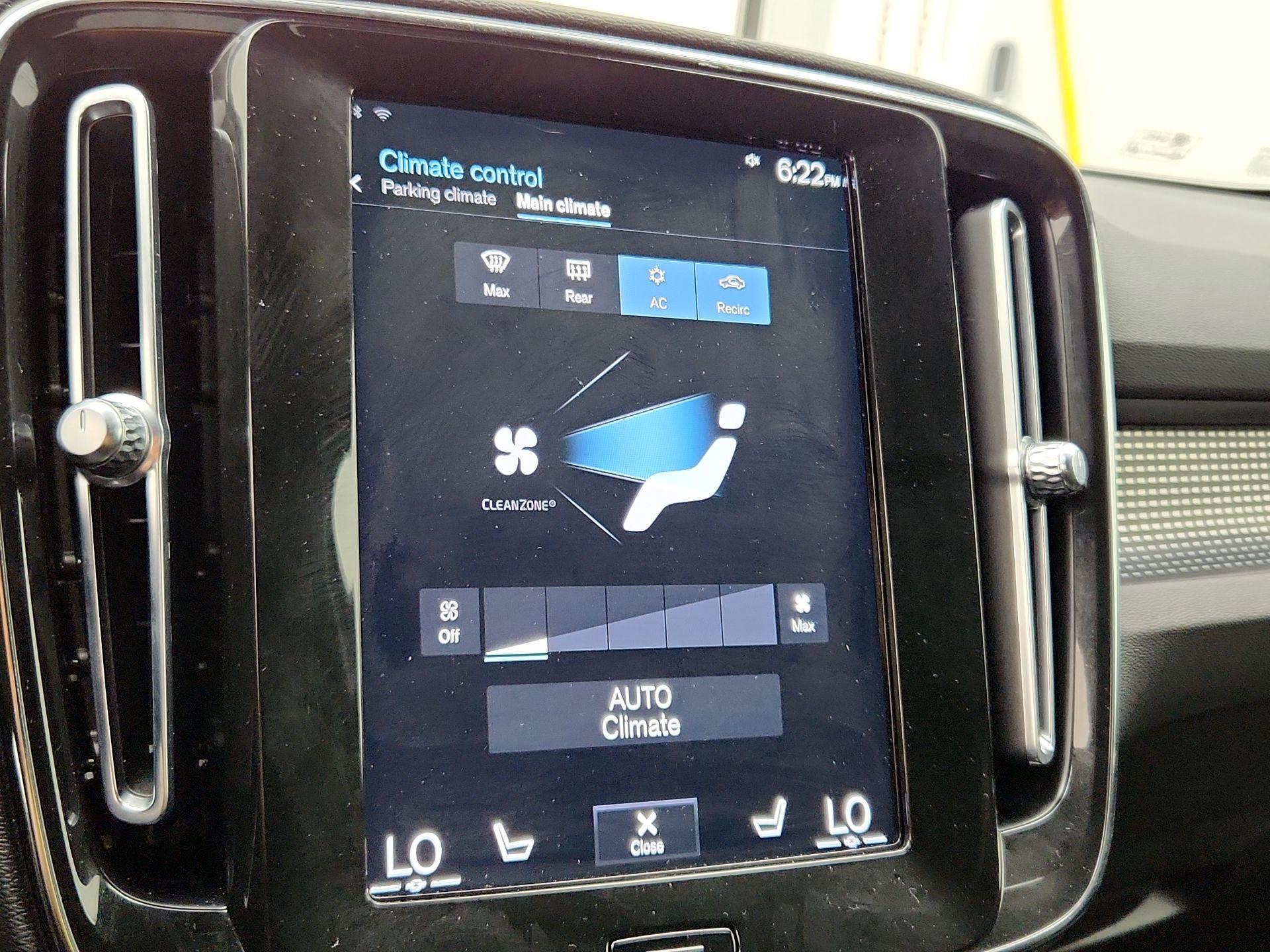 Thumbnail: 2022 Volvo XC40 - 17