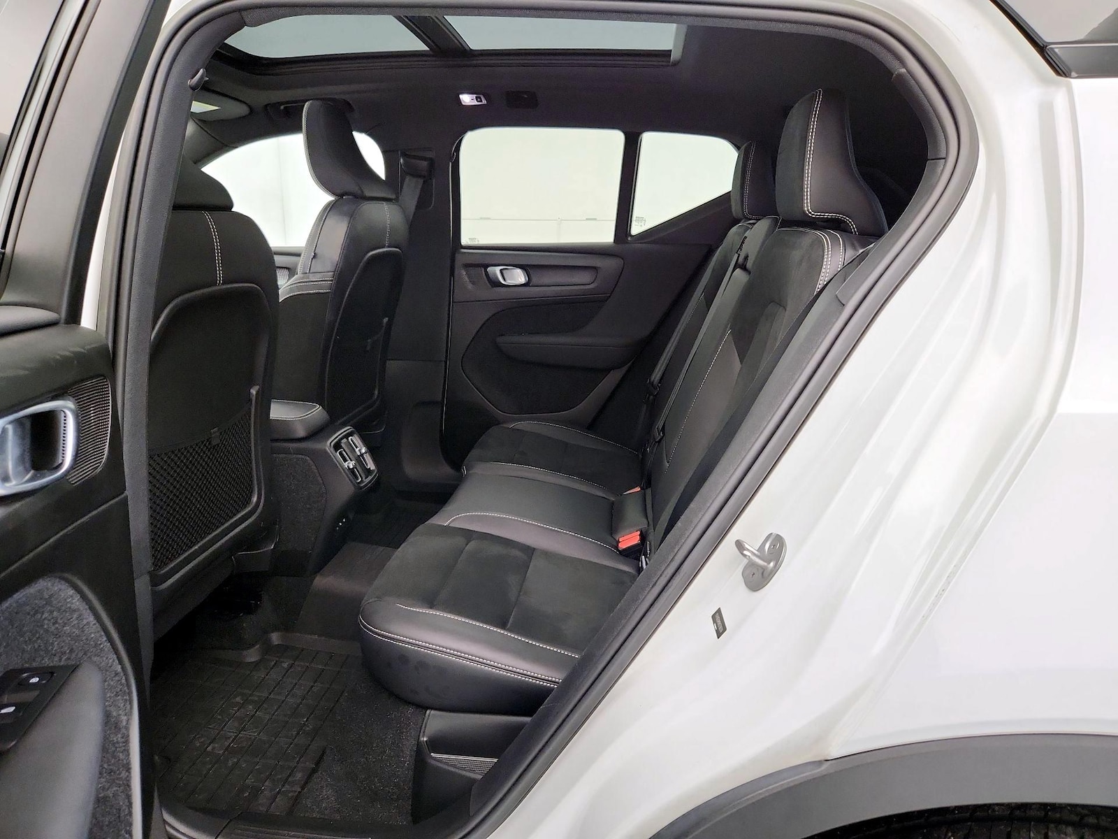 2022 Volvo XC40 R-Design - Photo 22