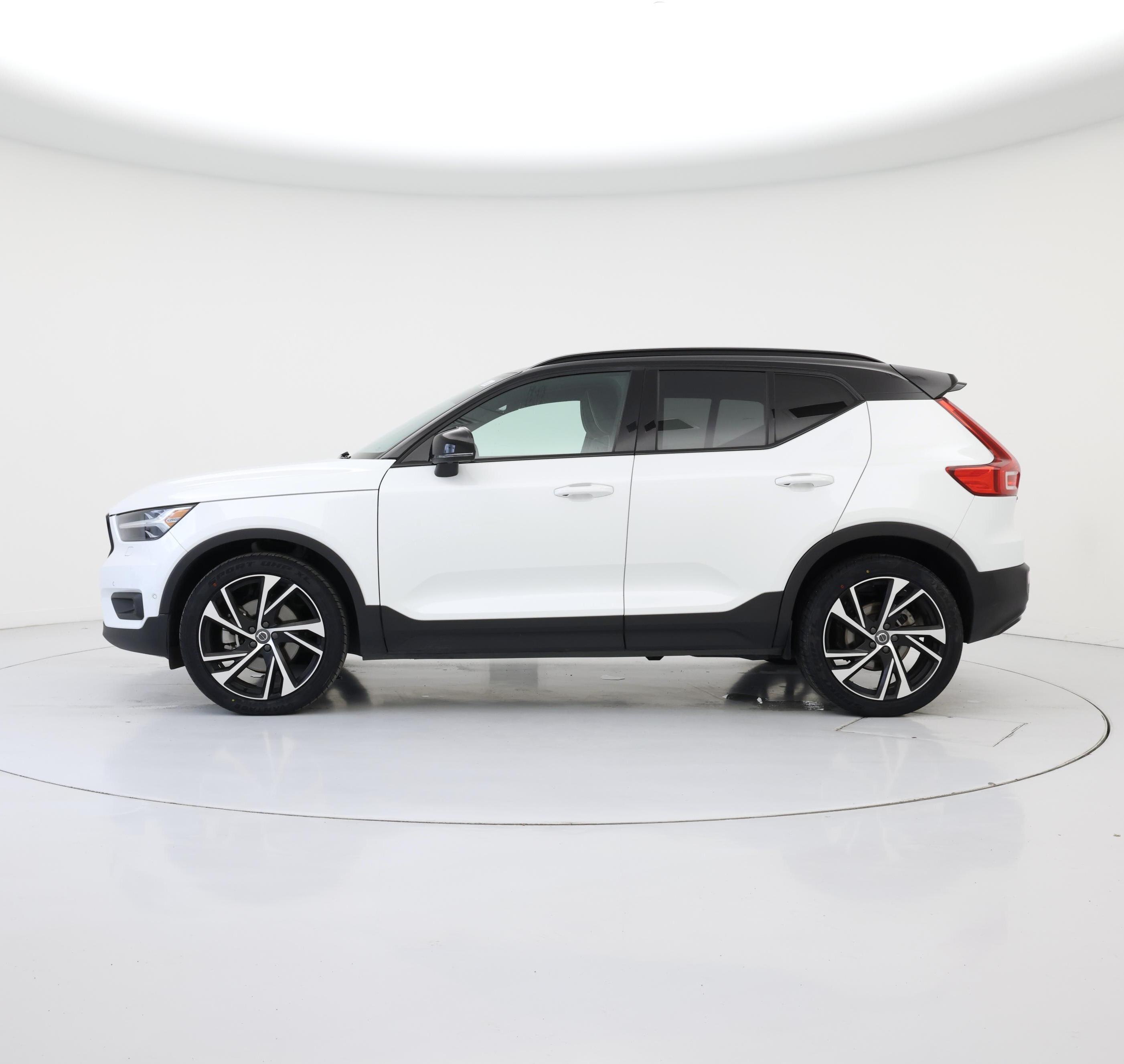 Thumbnail: 2022 Volvo XC40 - 3